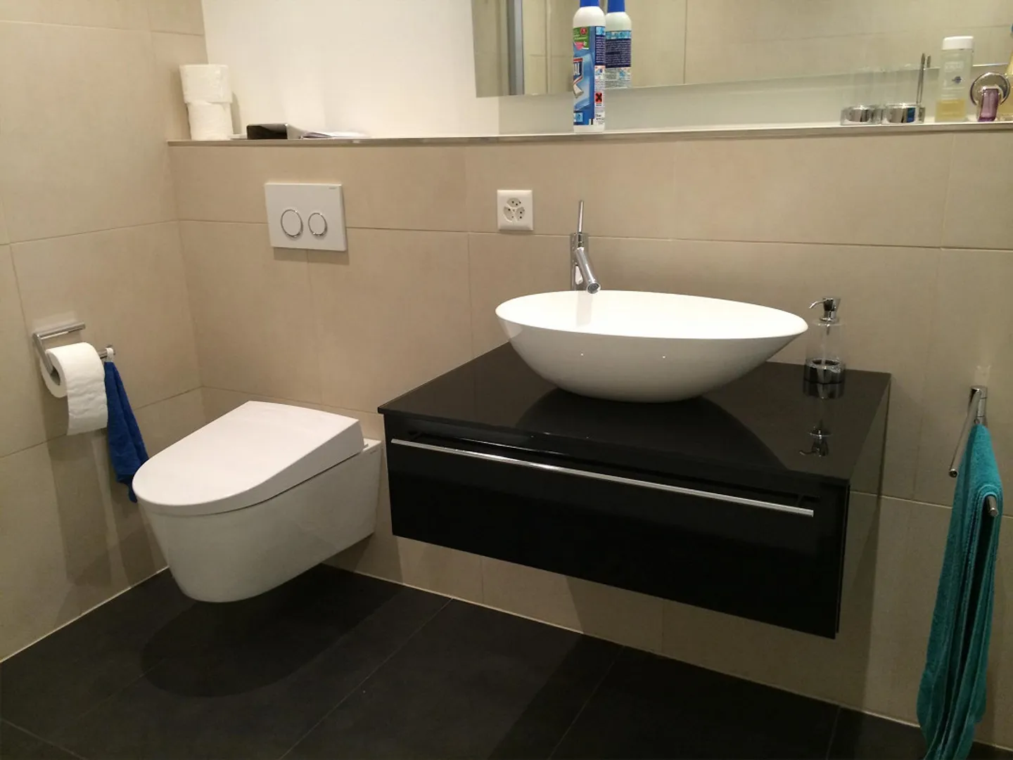 Spacious 2.5-Room Penthouse Apartment (90 m2) Near the Lake - Photo 9 of 17