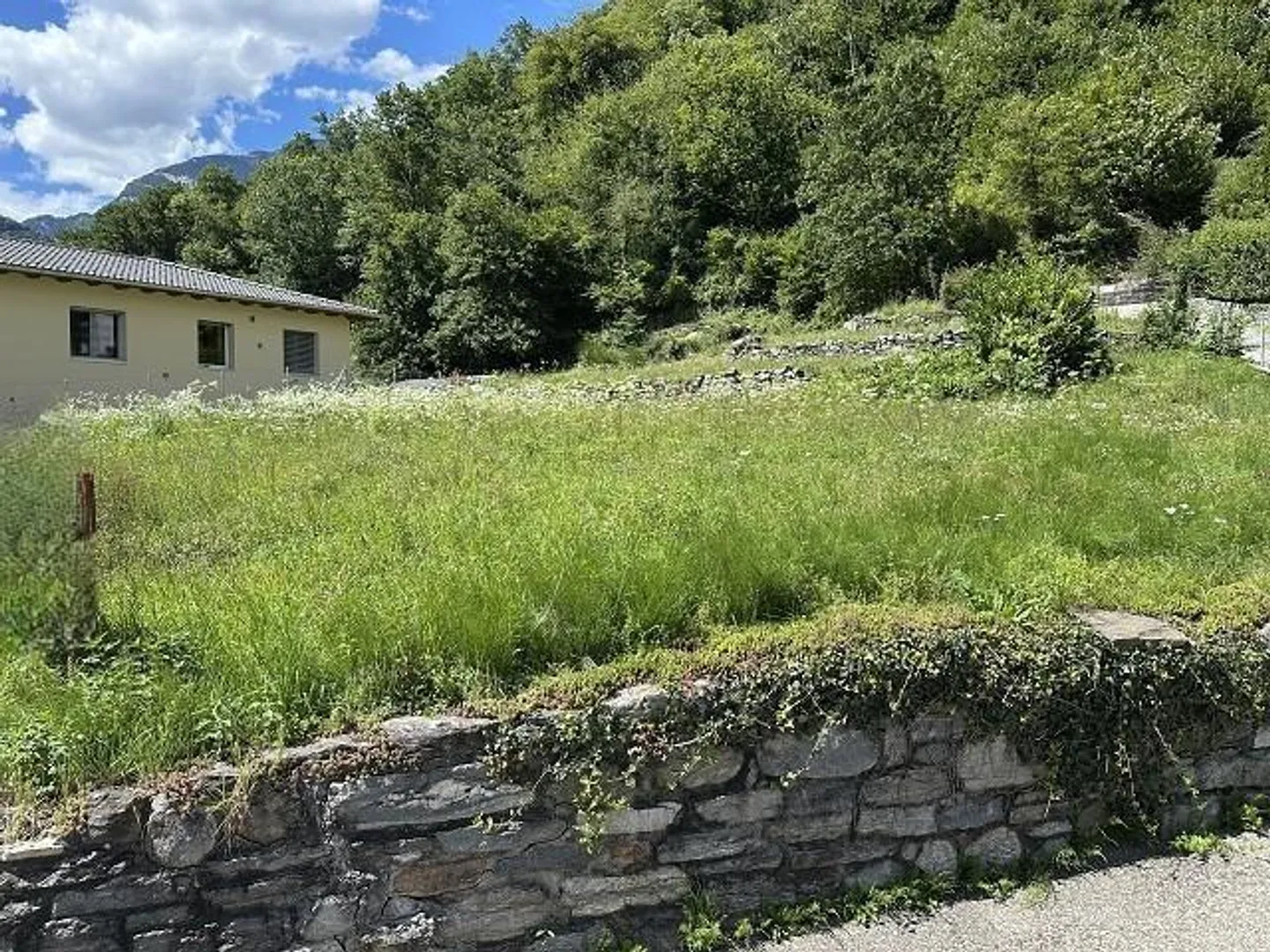 Terrain constructible de 415 m2 dans un emplacement très calme et ensoleillé avec vue... - Photo 1 sur 11