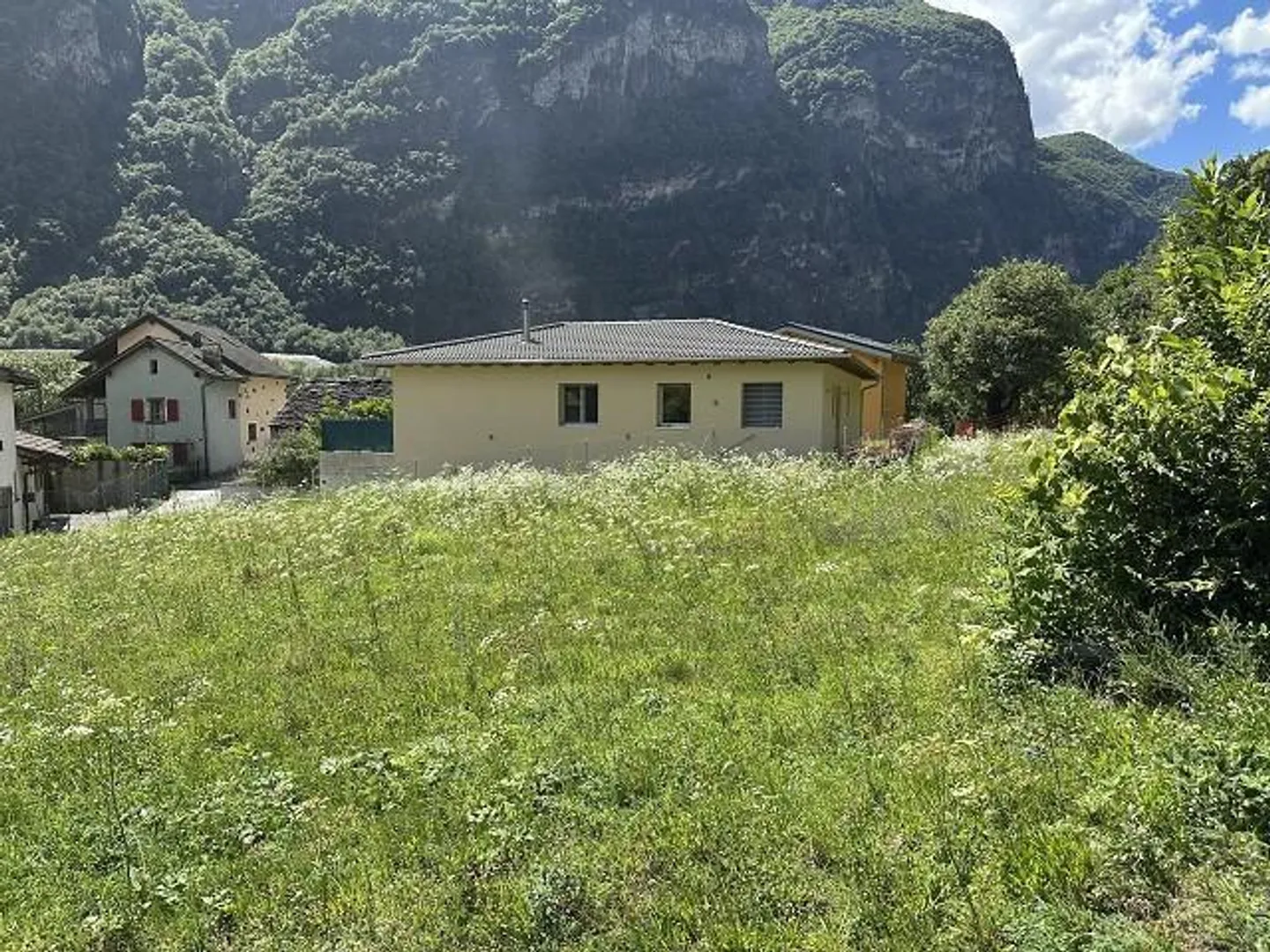 Terrain constructible de 415 m2 dans un emplacement très calme et ensoleillé avec vue... - Photo 3 sur 11