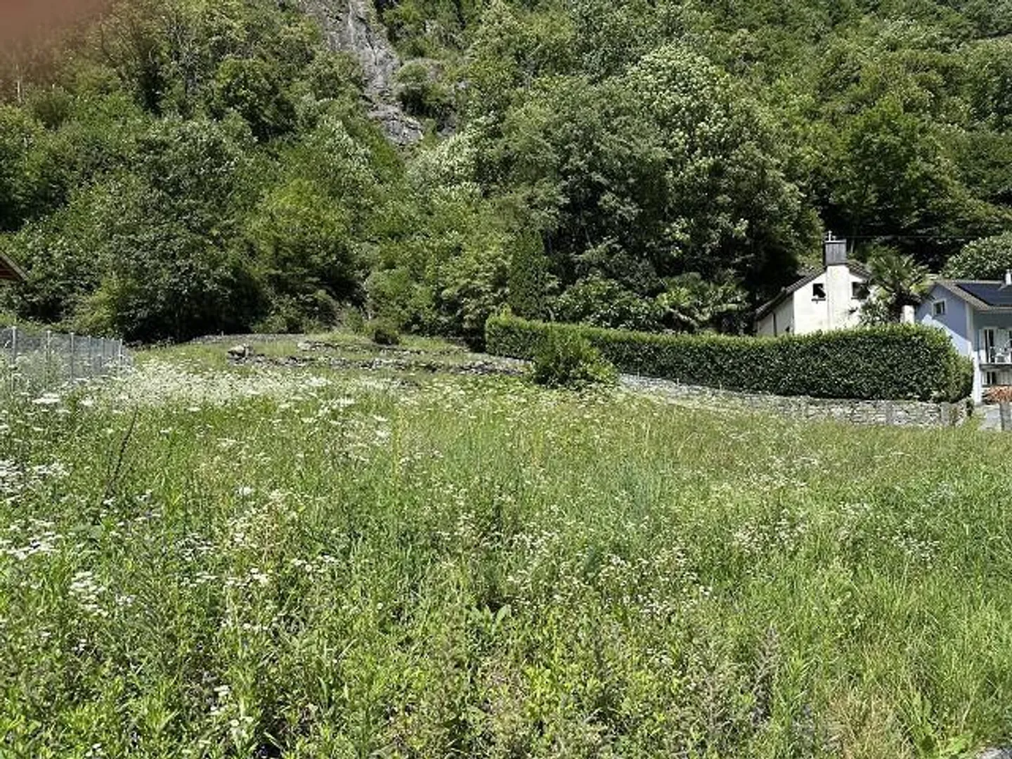 Terrain constructible de 415 m2 dans un emplacement très calme et ensoleillé avec vue... - Photo 6 sur 11