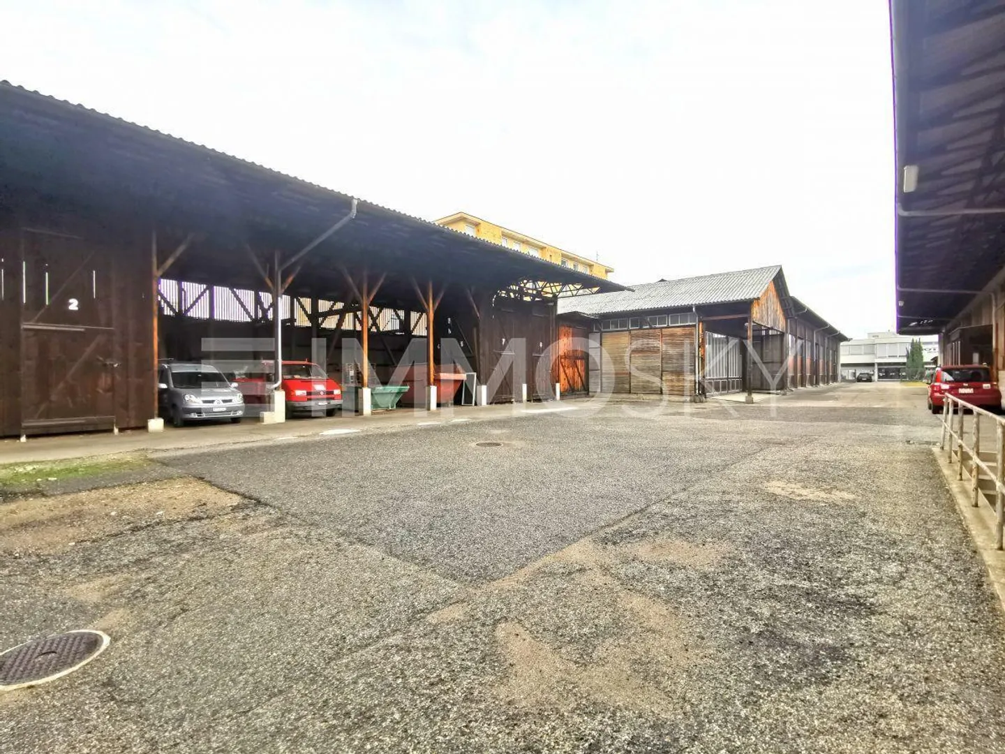 Entrepôt intéressant avec possibilités de construction - Photo 1 sur 5