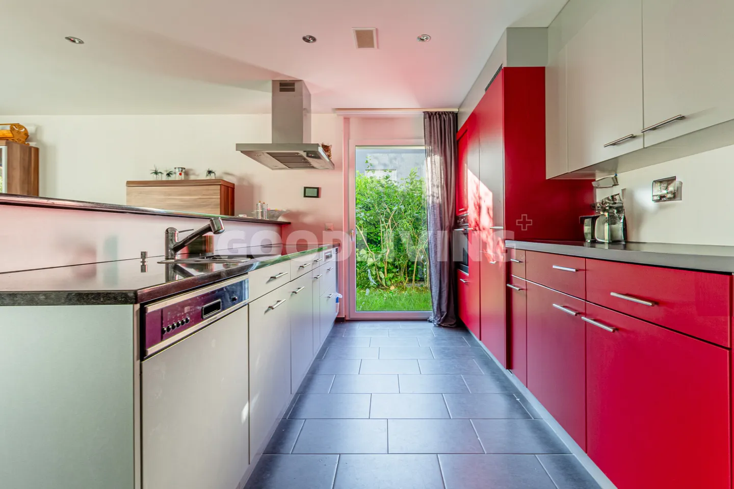 BRIGHT, PRIVATE, SUNNY - Photo 6 of 6