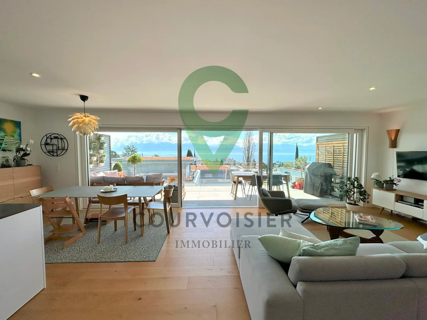 Stunning 4.5-room duplex with panoramic lake view - Photo 1 of 14
