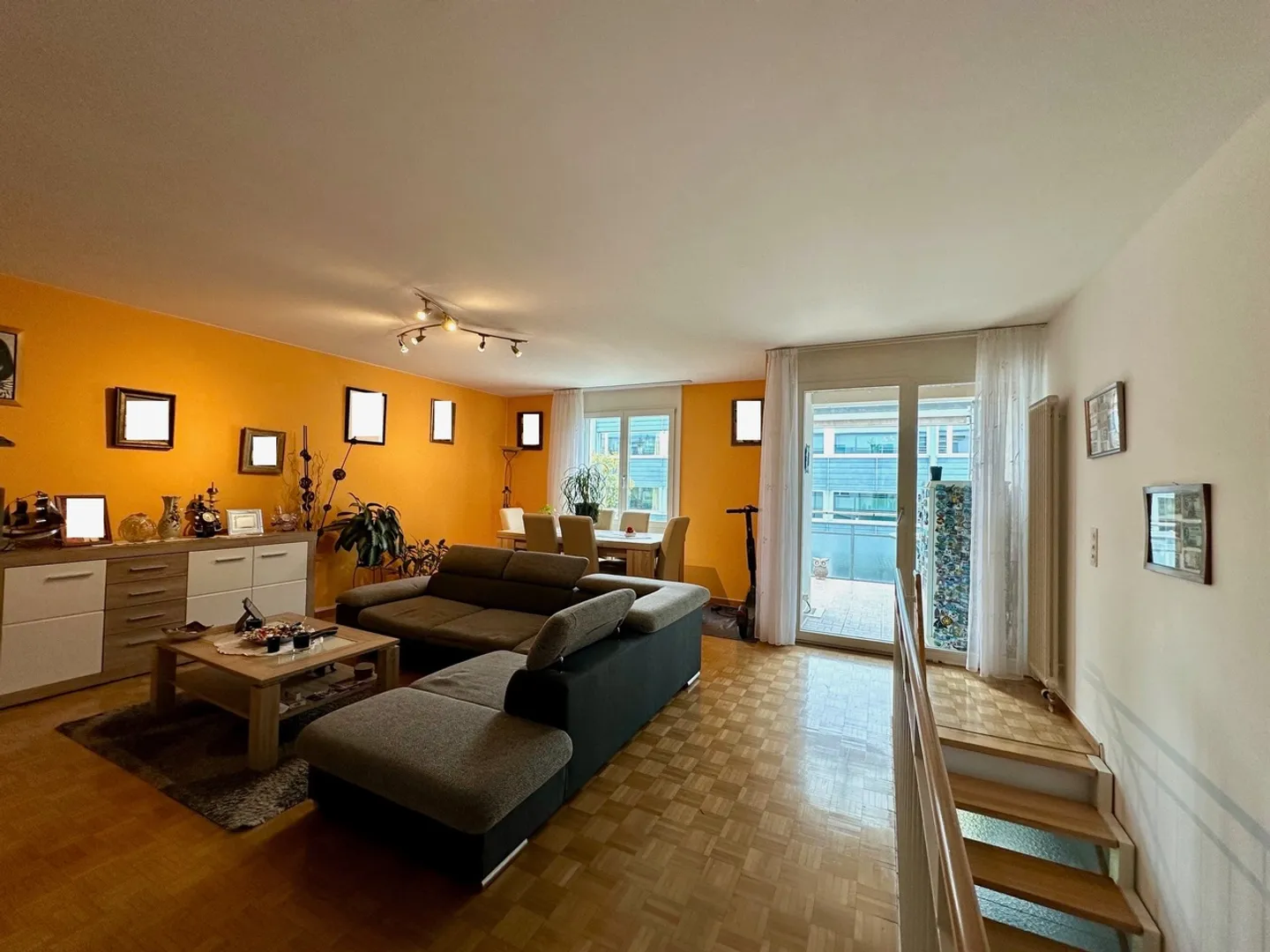 Appartement duplex attrayant de 4,5 pièces dans le quartier prisé de St. Johann - Photo 3 sur 12
