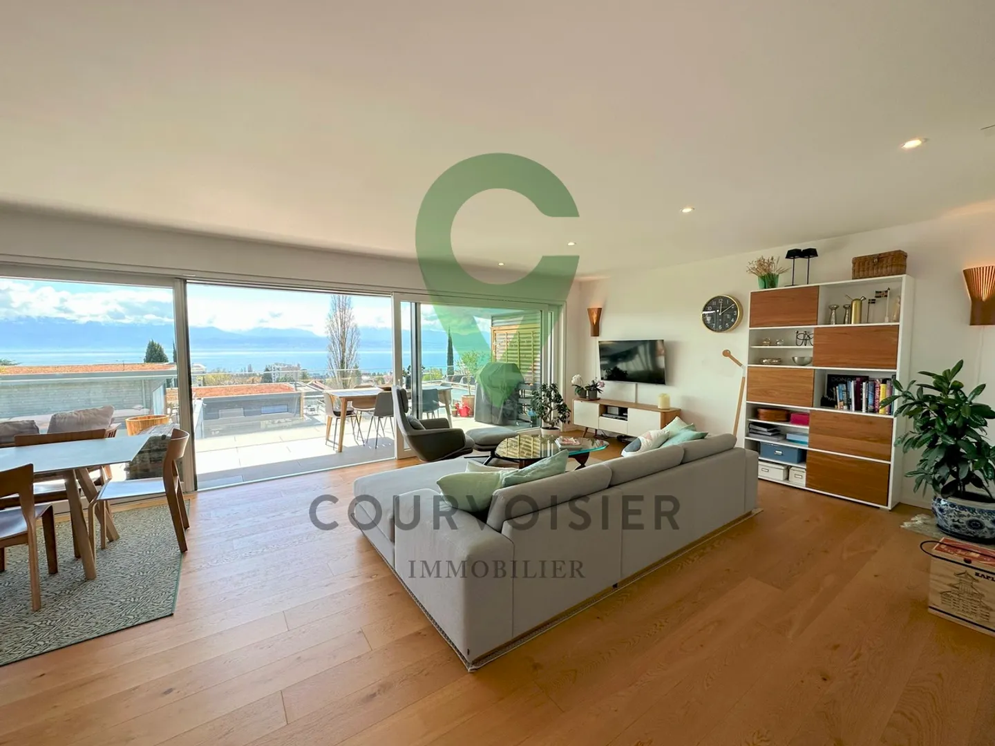 Stunning 4.5-room duplex with panoramic lake view - Photo 4 of 14