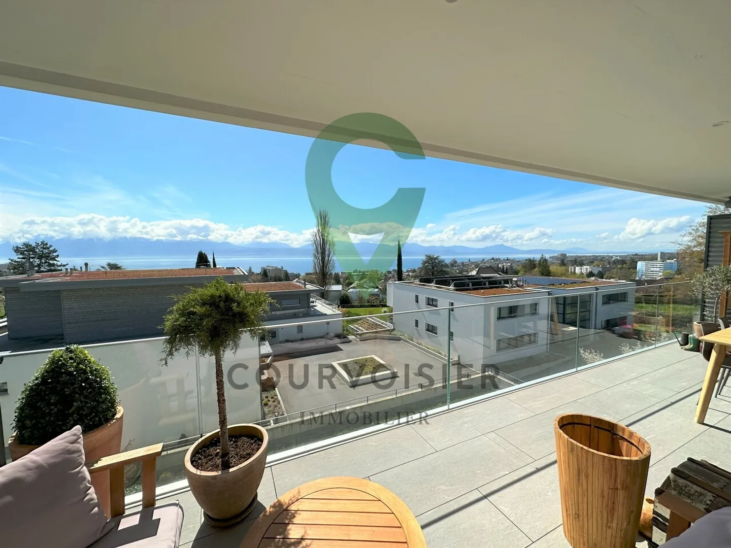 Stunning 4.5-room duplex with panoramic lake view - Photo 7 of 14