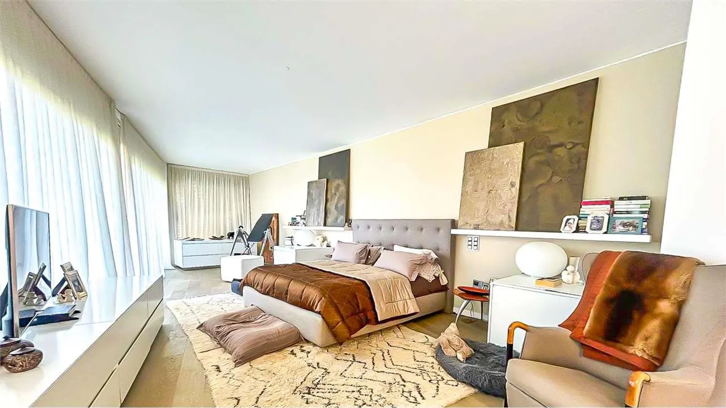 Prestigious Apartment with Garden and Lake View - Photo 11 of 13
