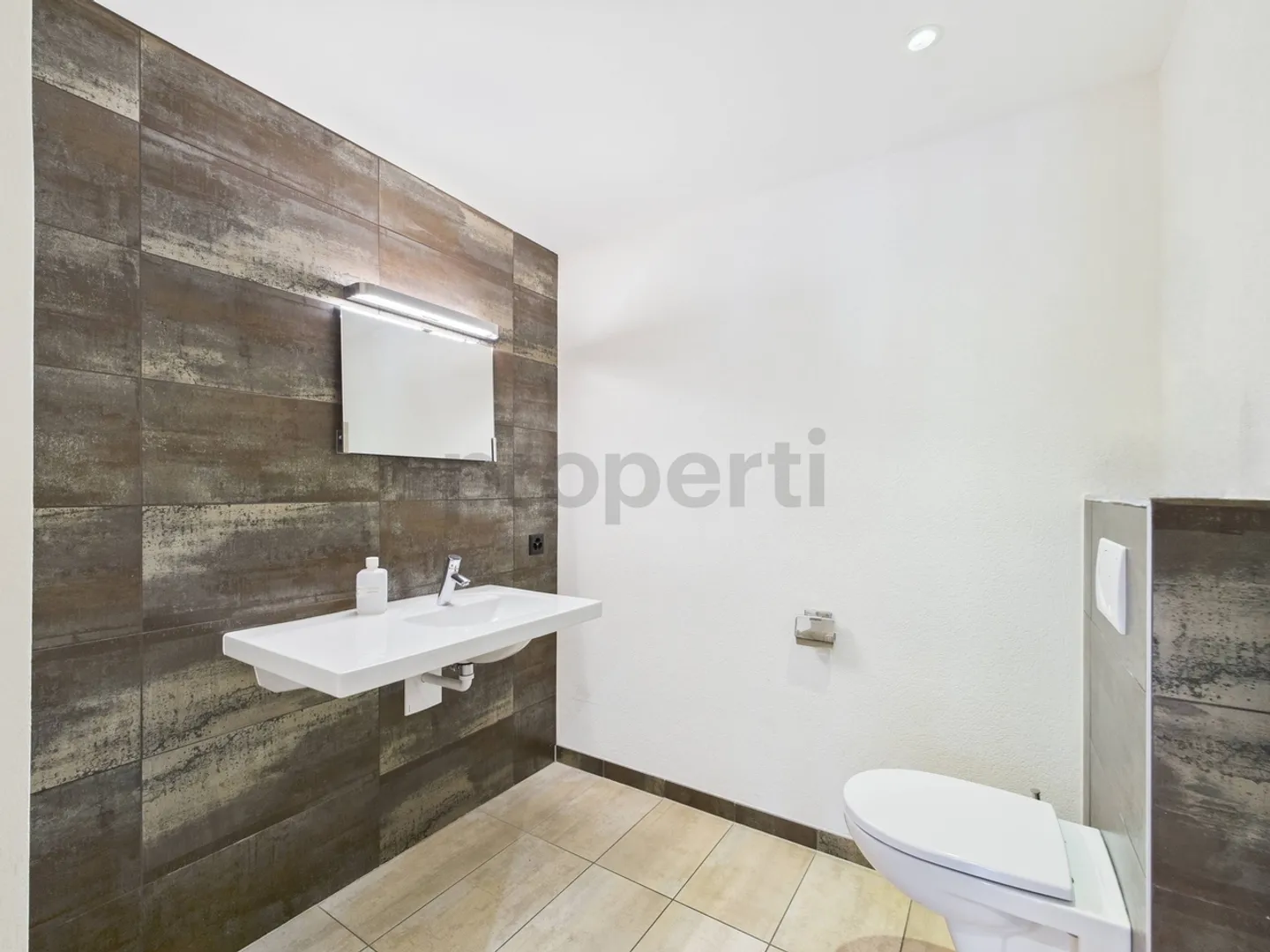 4,5-Zimmer-Wohnung im Herzen von Crans VS - Charme, Raum und Renovierungspotenzial - Foto 8 von 9