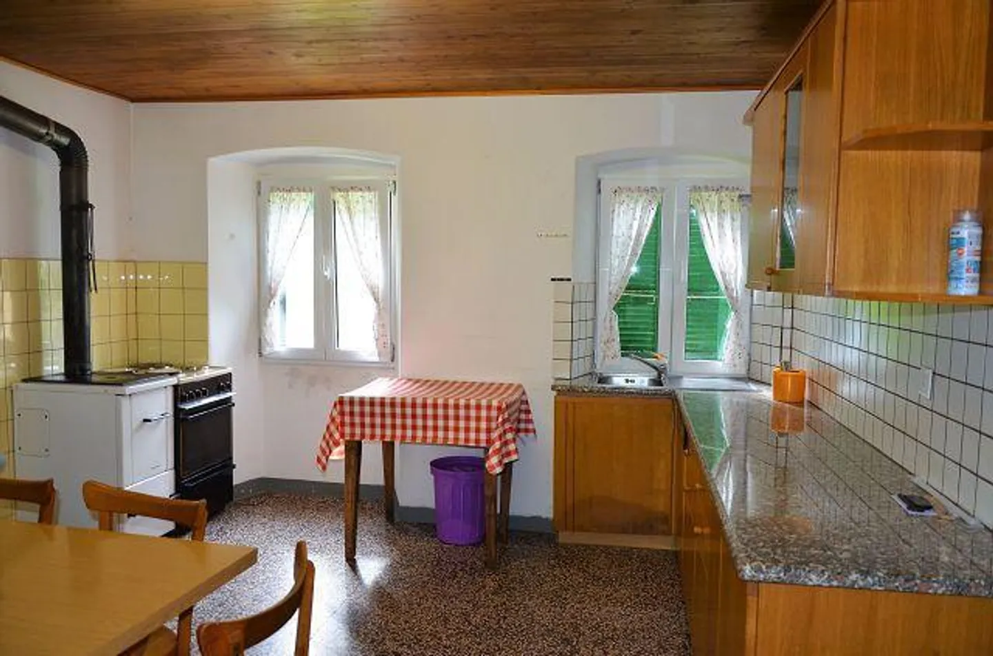 Maison tessinoise de 9 pièces à rénover avec dépendance et terrain emplacement ensoleillé et calme - Photo 4 sur 13