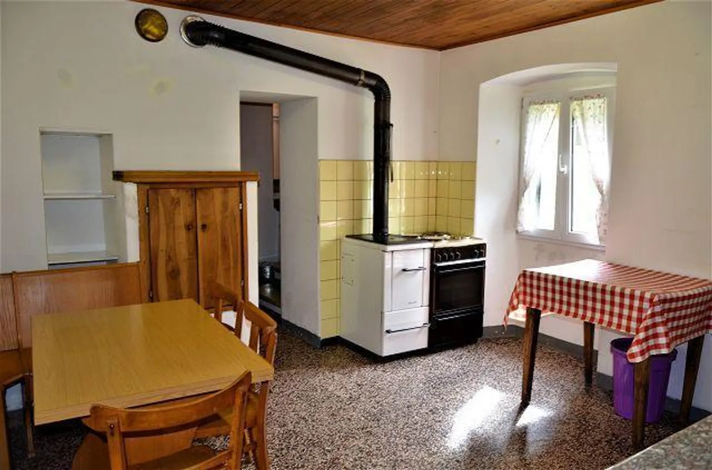 Maison tessinoise de 9 pièces à rénover avec dépendance et terrain emplacement ensoleillé et calme - Photo 3 sur 13