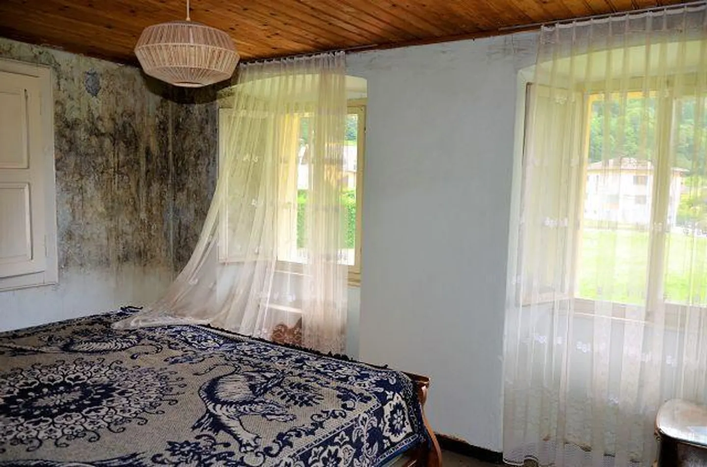 Maison tessinoise de 9 pièces à rénover avec dépendance et terrain emplacement ensoleillé et calme - Photo 9 sur 13