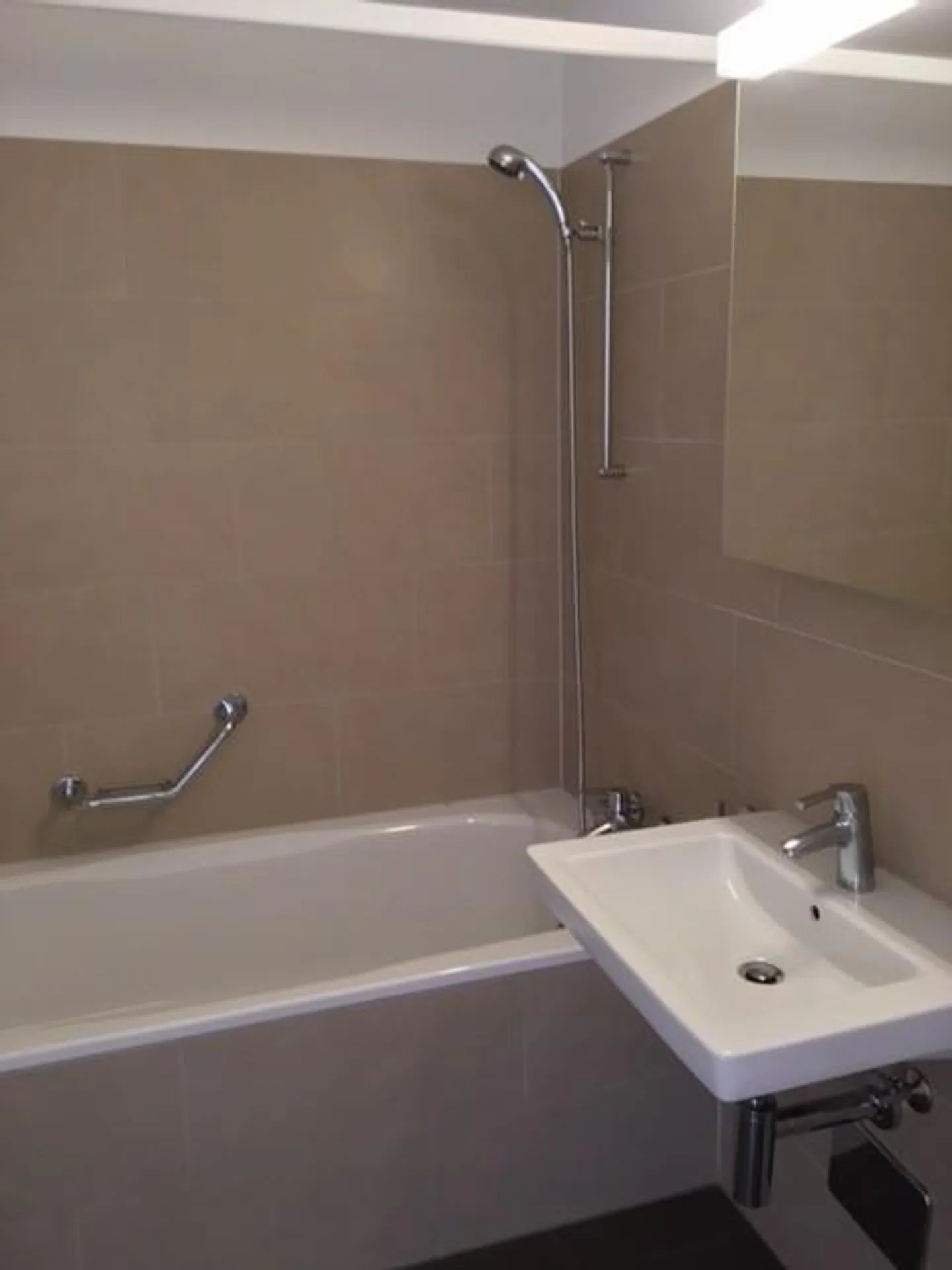 LOUER SANS CAUTION - Appartement moderne dans un emplacement central - Photo 3 sur 6