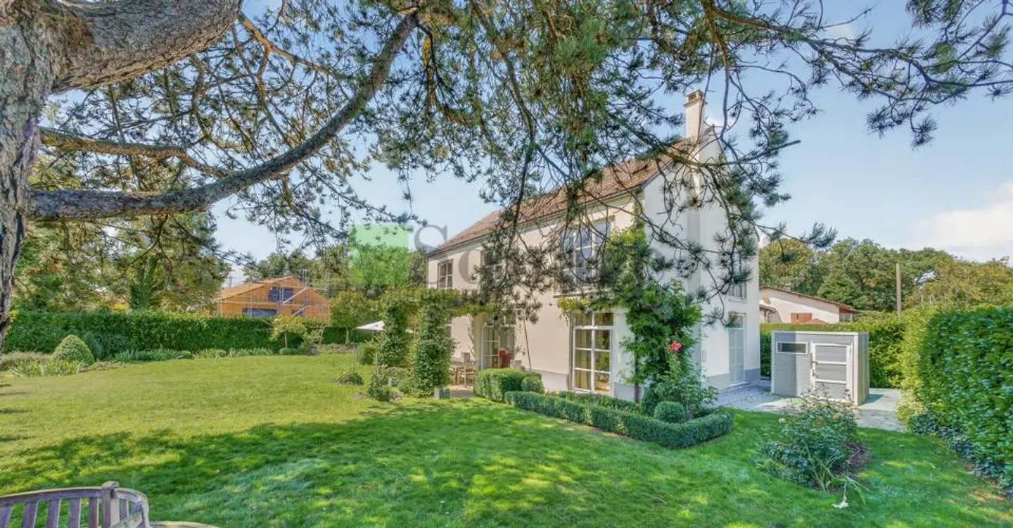 Magnificent individual villa with 7 rooms and garden - Photo 2 of 13