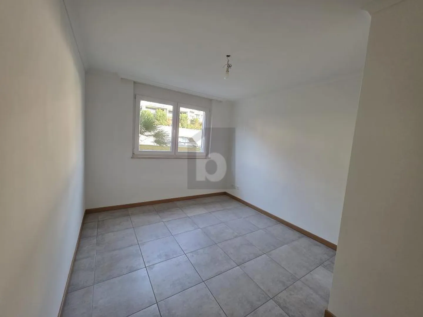 BRIGHT AND MODERN WITH GARDEN - Photo 4 of 6