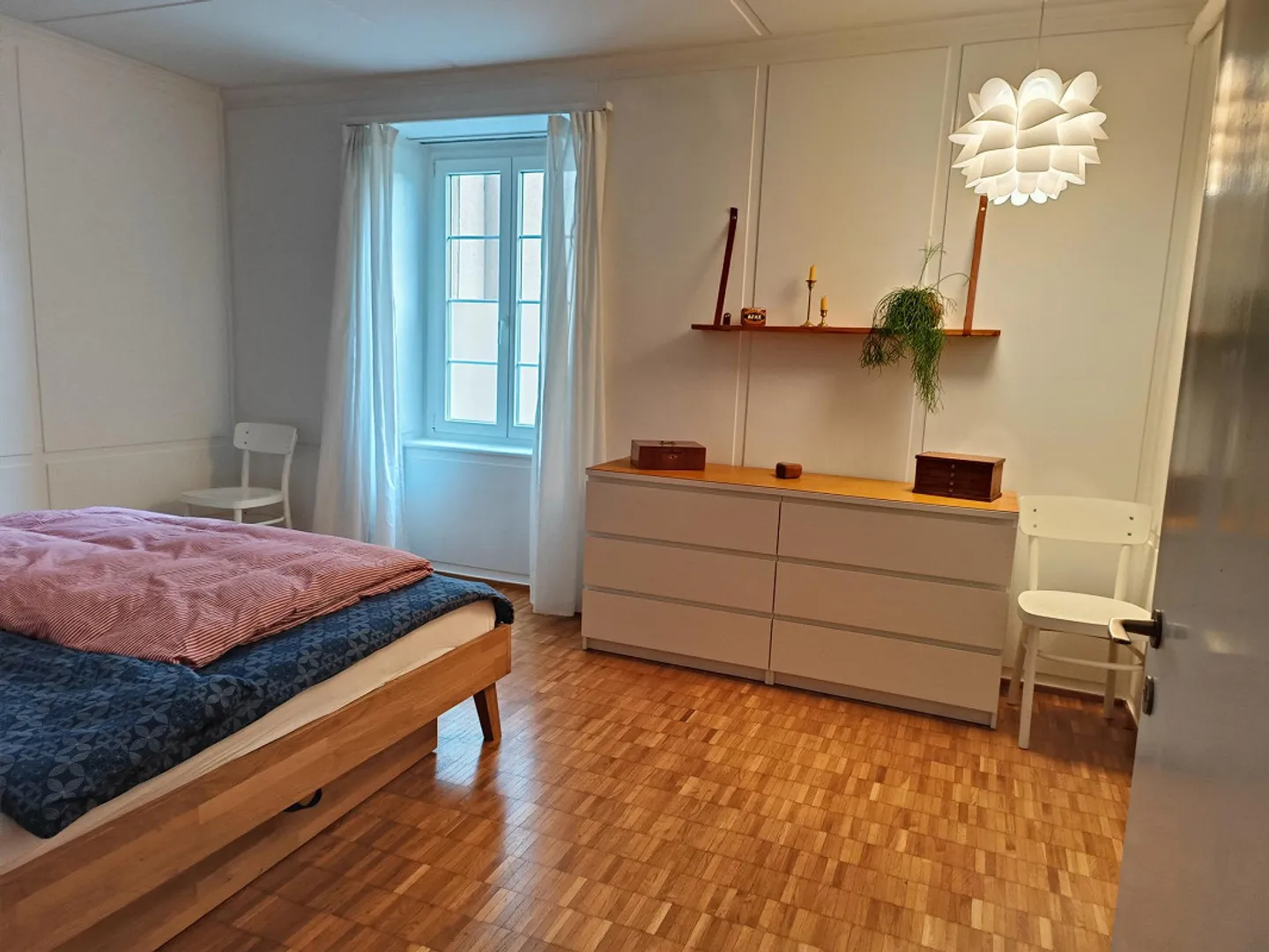 Appartamento luminoso e spazioso con 4 camere - Foto 3 di 9