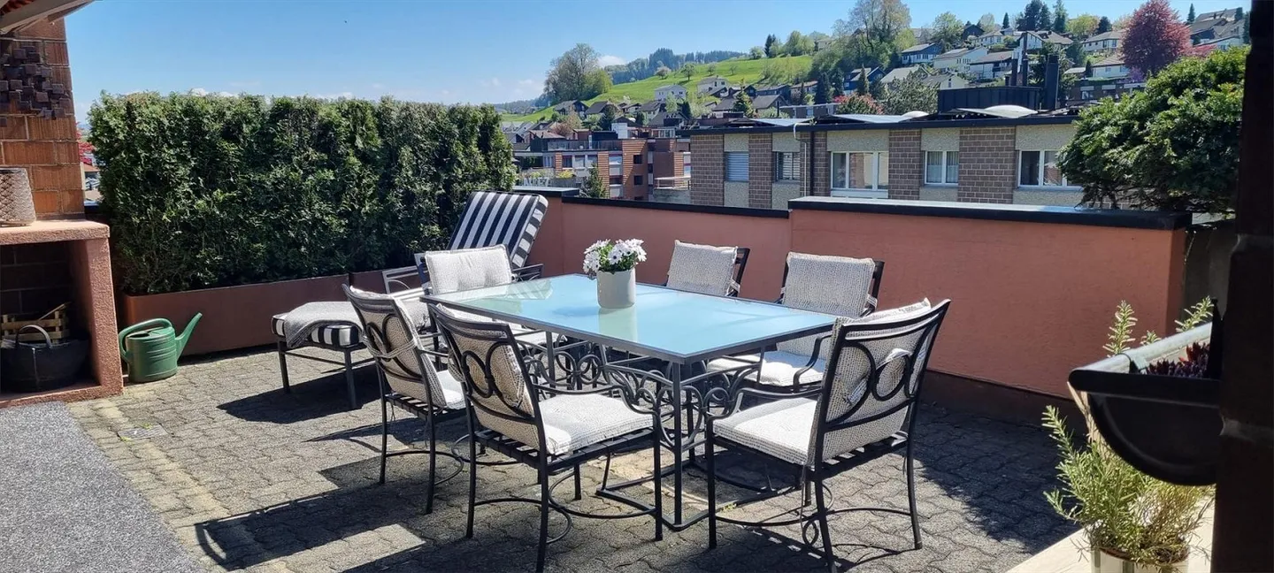 Appartamento attico con terrazza coperta! - Foto 1 di 13