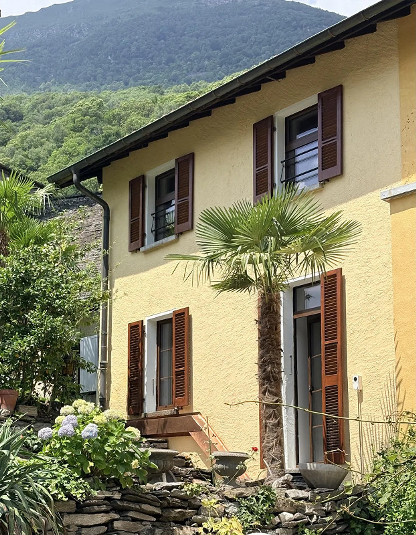 Renoviertes Haus mit 5 Zimmern, Garten und privatem Parkplatz - Foto 1 von 11
