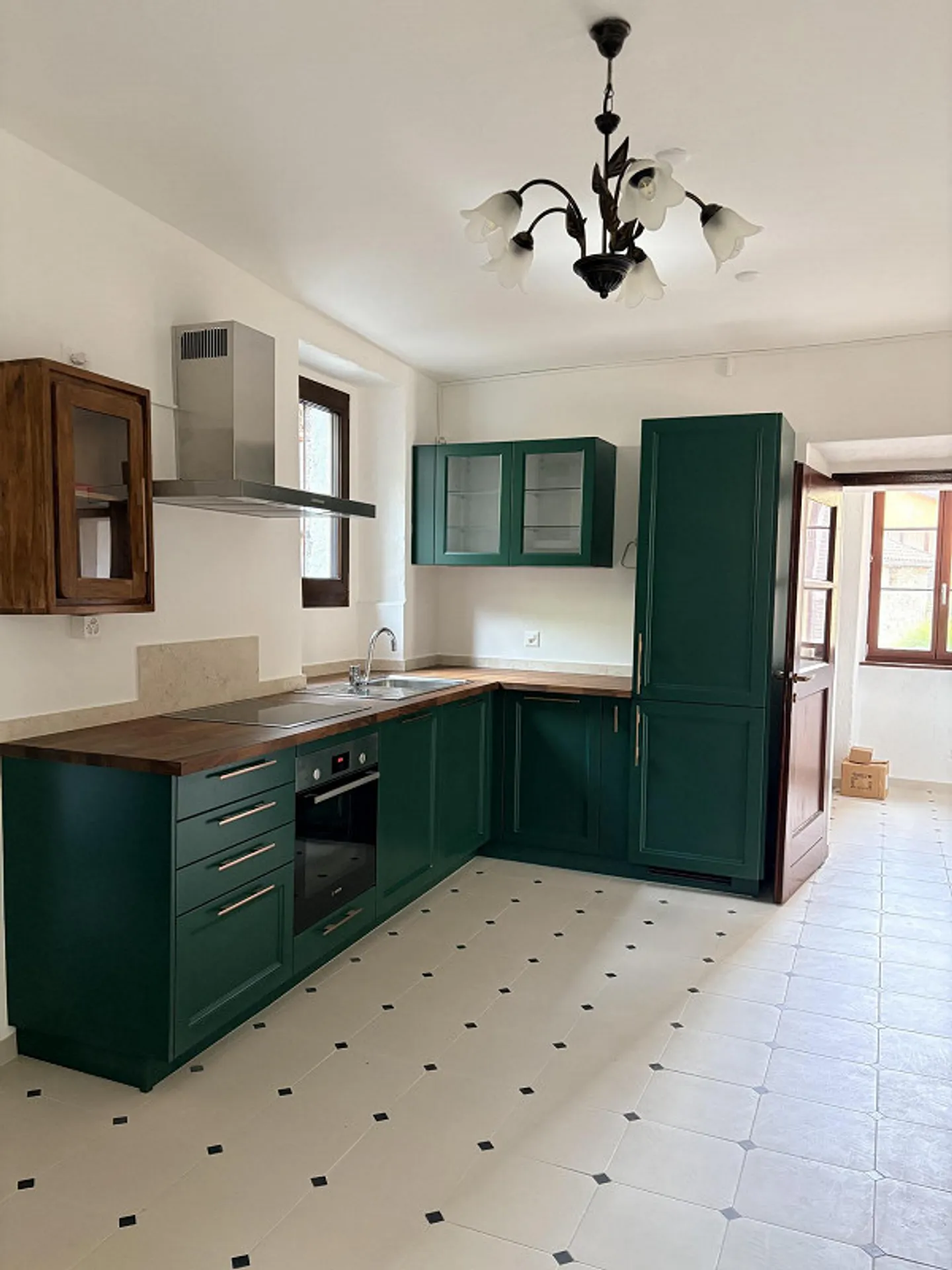 Renoviertes Haus mit 5 Zimmern, Garten und privatem Parkplatz - Foto 2 von 11