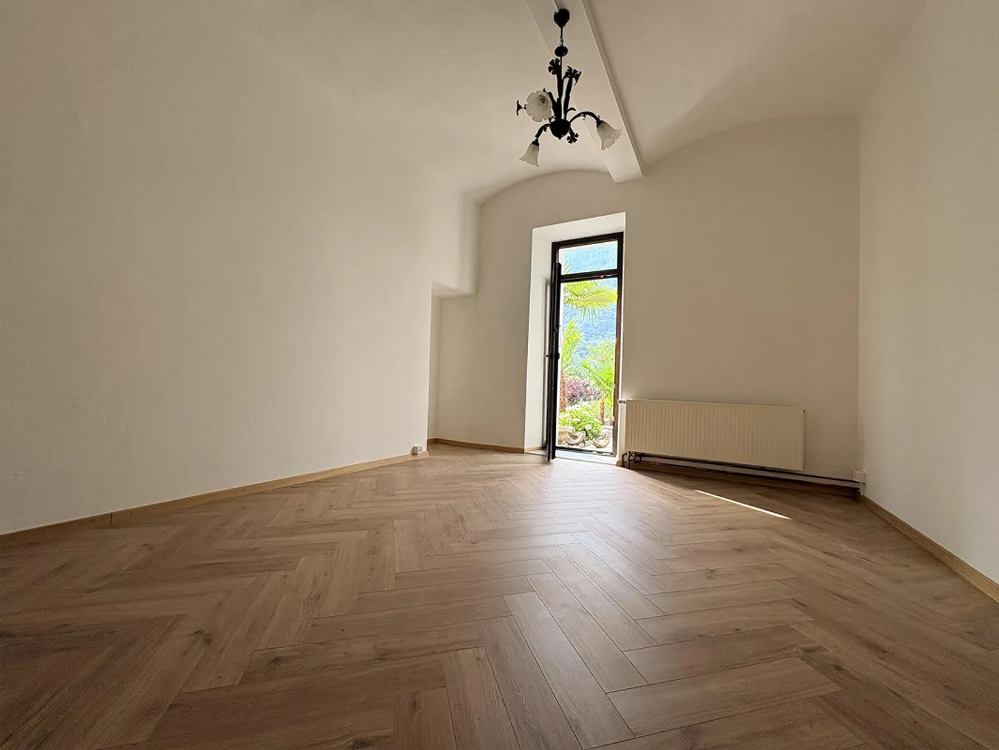 Renoviertes Haus mit 5 Zimmern, Garten und privatem Parkplatz - Foto 3 von 11