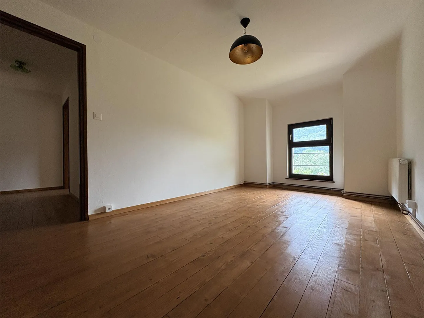 Renoviertes Haus mit 5 Zimmern, Garten und privatem Parkplatz - Foto 4 von 11