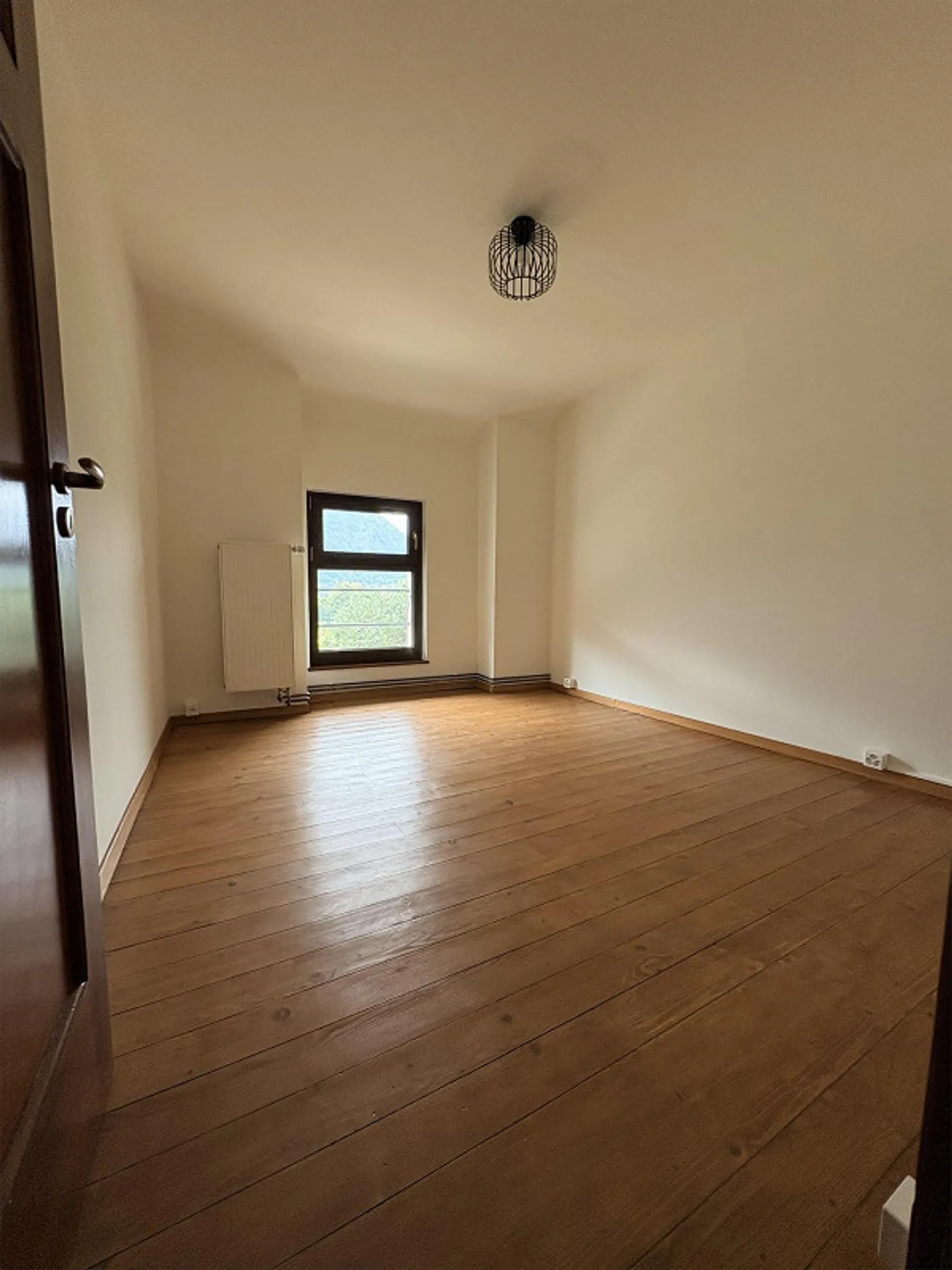 Renoviertes Haus mit 5 Zimmern, Garten und privatem Parkplatz - Foto 6 von 11