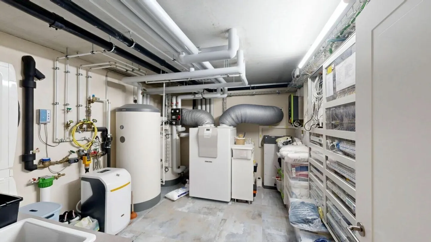 Classic Contemporary Living - Stylish 9.5-Room Single-Family House with Private Garden, Swimspa & Smart Home in Veltheim - Photo 26 of 30