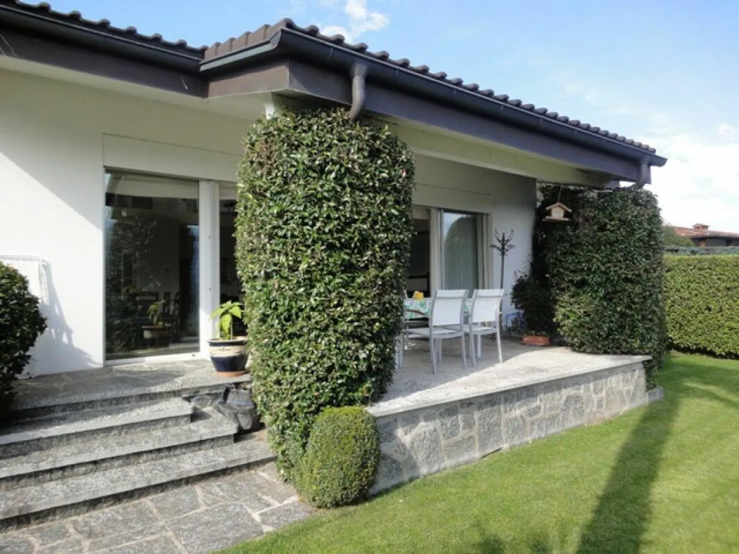 Elegant villa in the greenery with panoramic view - Photo 2 of 14