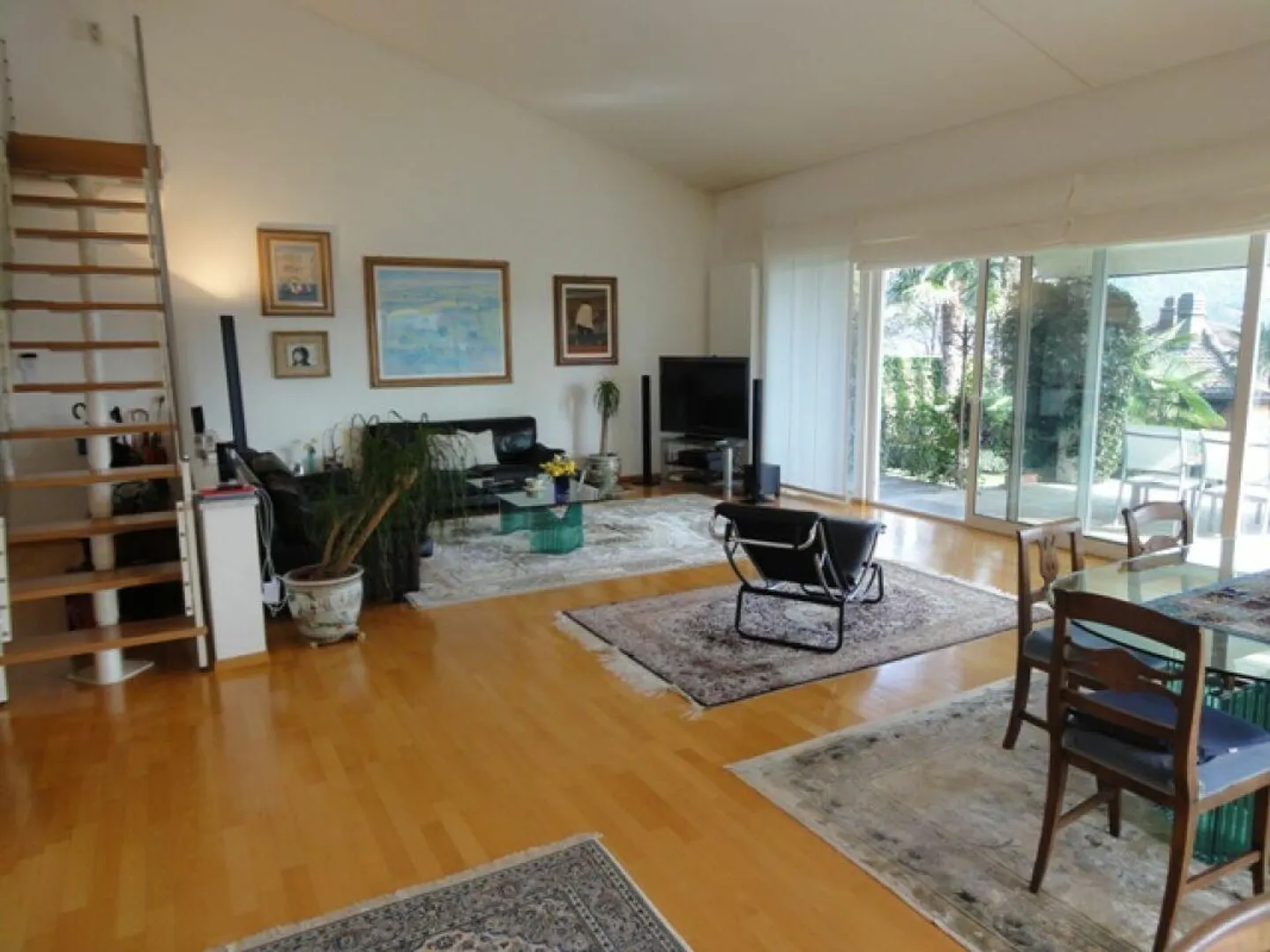 Elegant villa in the greenery with panoramic view - Photo 7 of 14