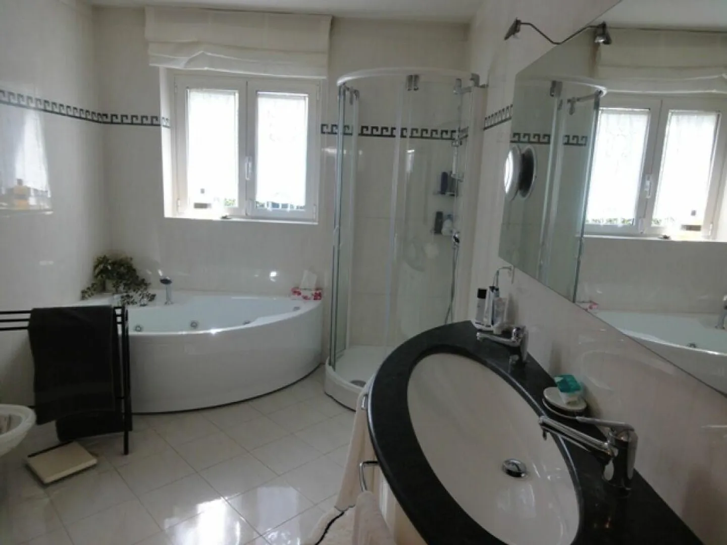 Elegant villa in the greenery with panoramic view - Photo 14 of 14