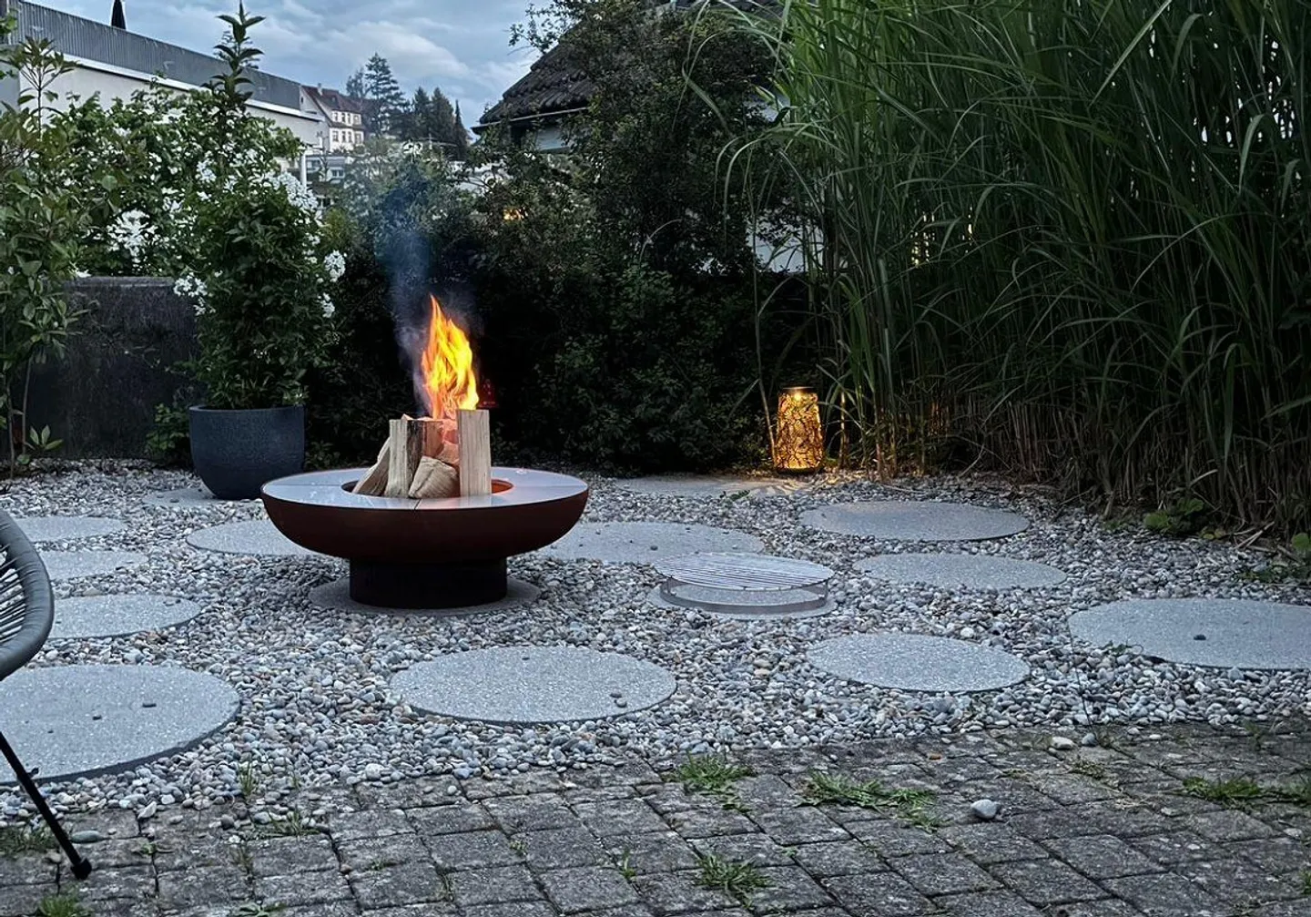 Appartement lumineux de 4,5 pièces avec maison de jardin et four à pizza - Photo 7 sur 13