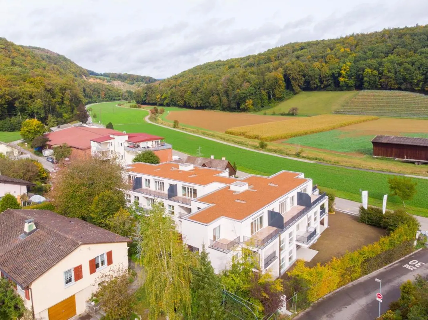 Appartement moderne de 3,5 pièces au standard de propriété au milieu de la verdure - Photo 1 sur 7