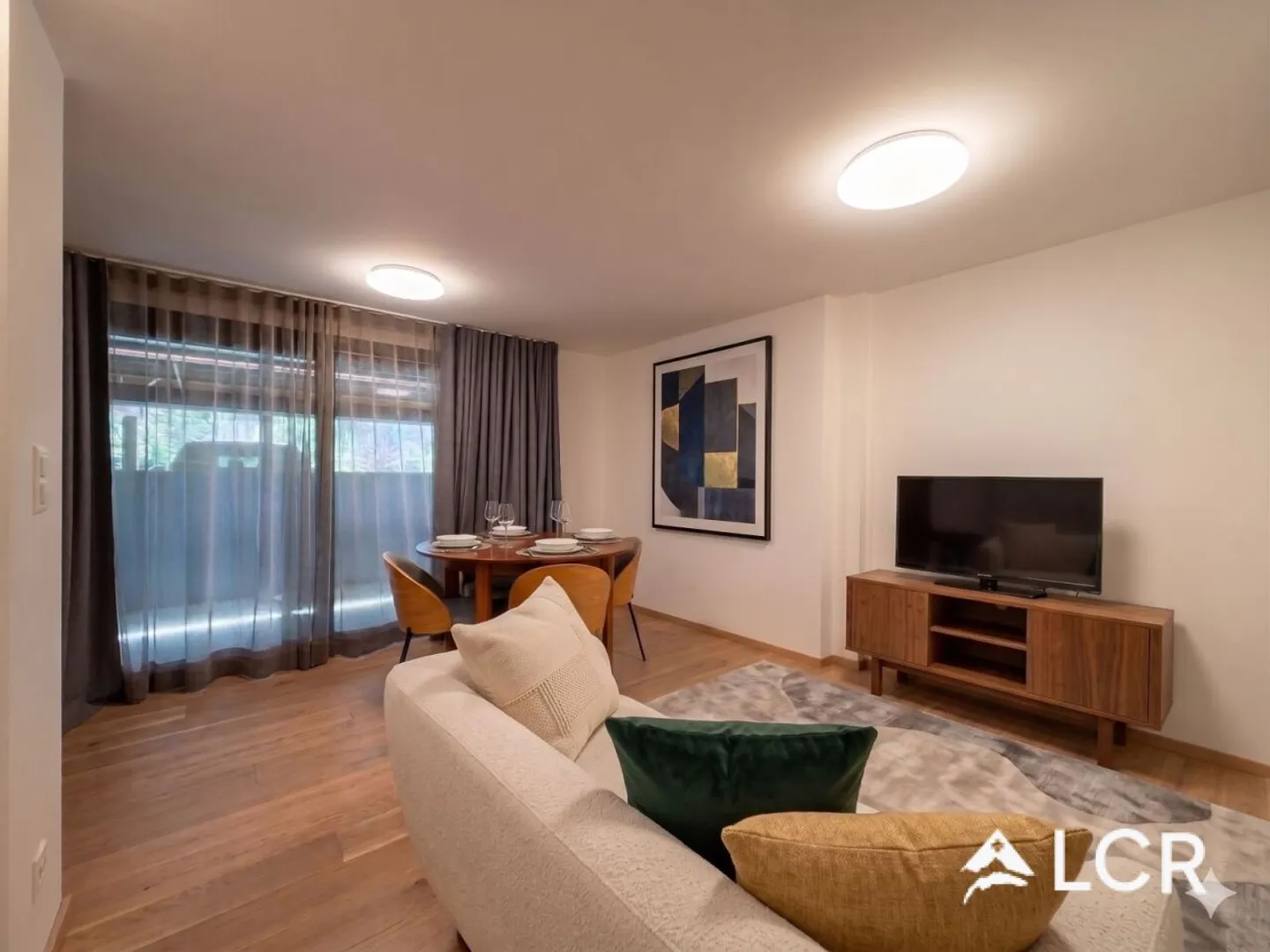 Bel appartement neuf de 2,5 pièces en plein centre - parking sous toit - Photo 1 sur 10