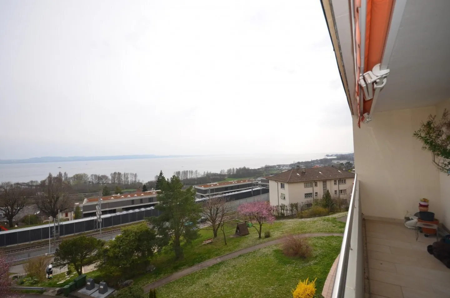 Your private balcony on the lake  Sublime 3.5 rooms on the 3rd floor - Photo 7 of 7