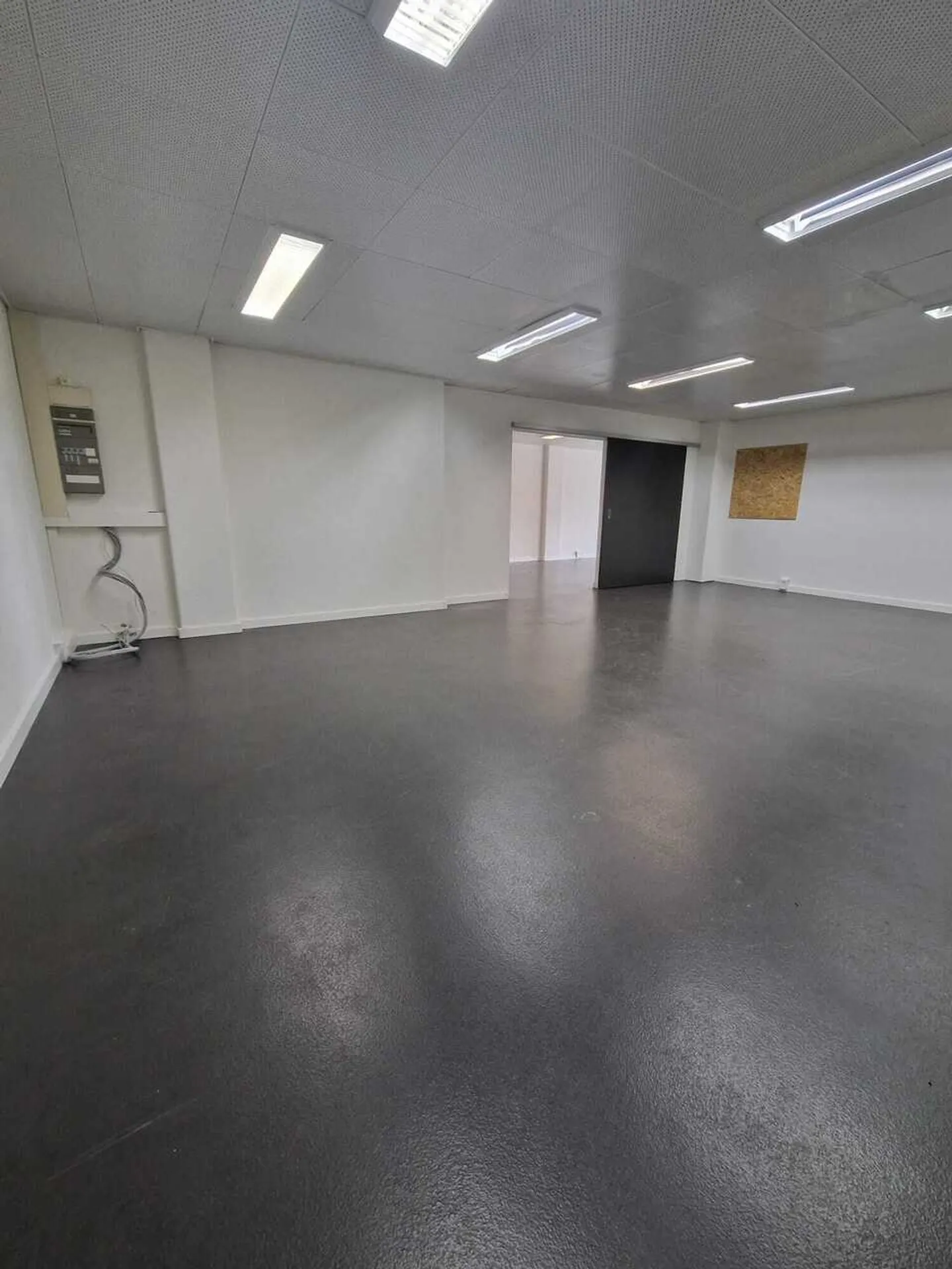 Espace de Bureau Spacieux - Photo 1 sur 8