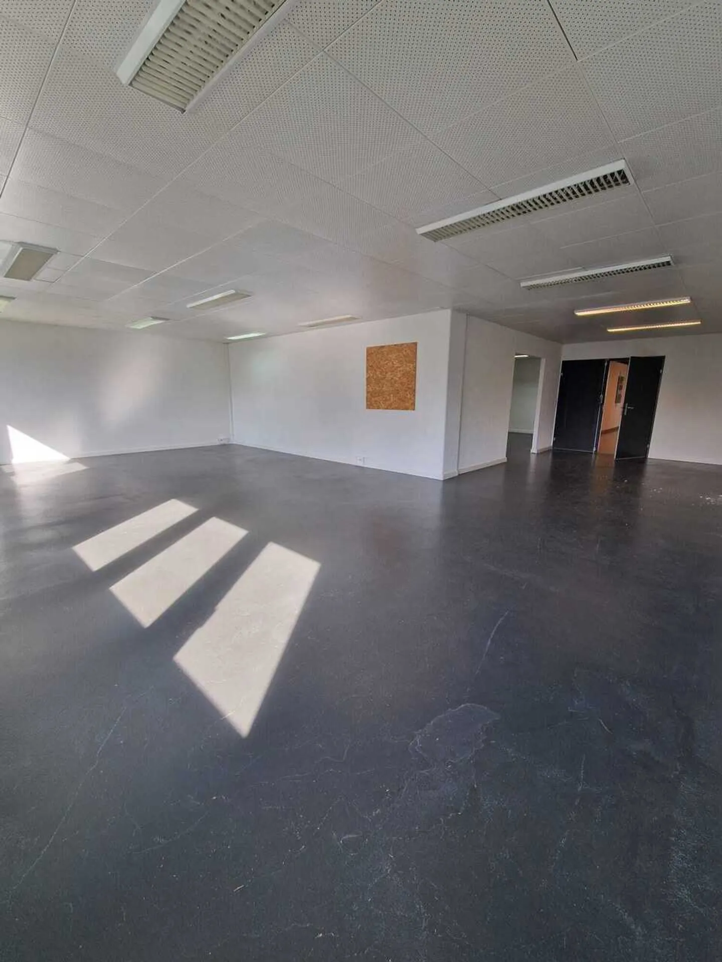 Espace de Bureau Spacieux - Photo 2 sur 8