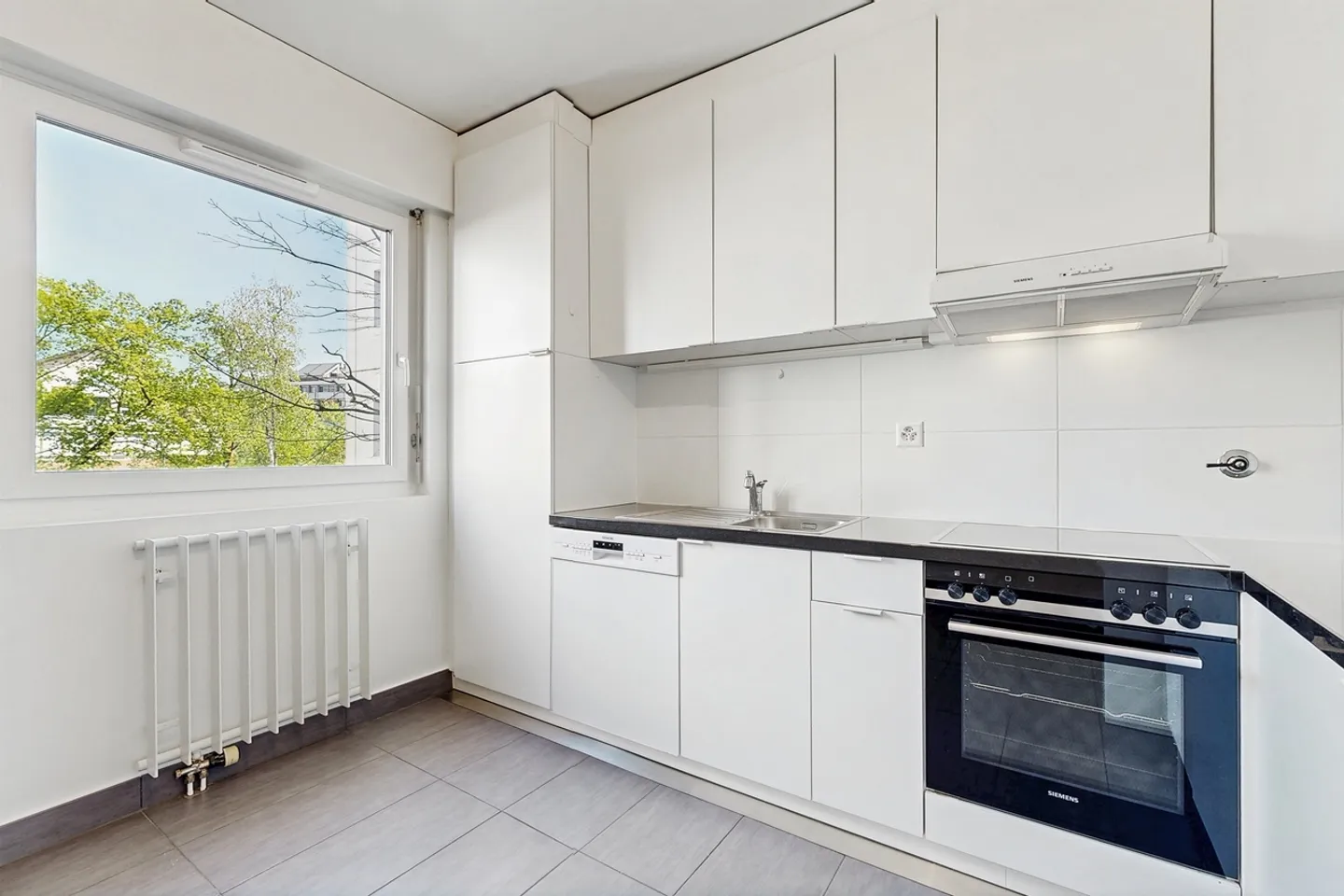 Charming Duplex in City Center - Photo 2 of 7