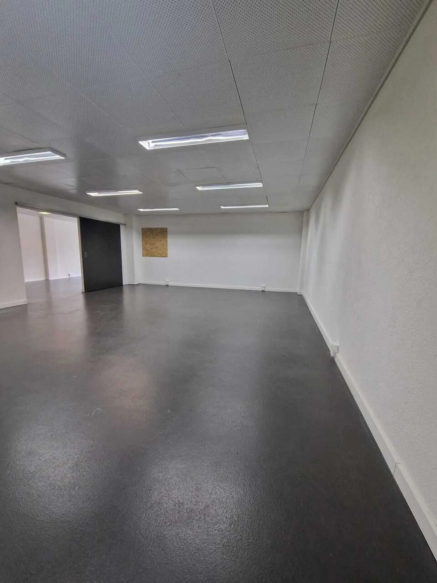 Espace de Bureau Spacieux - Photo 4 sur 8