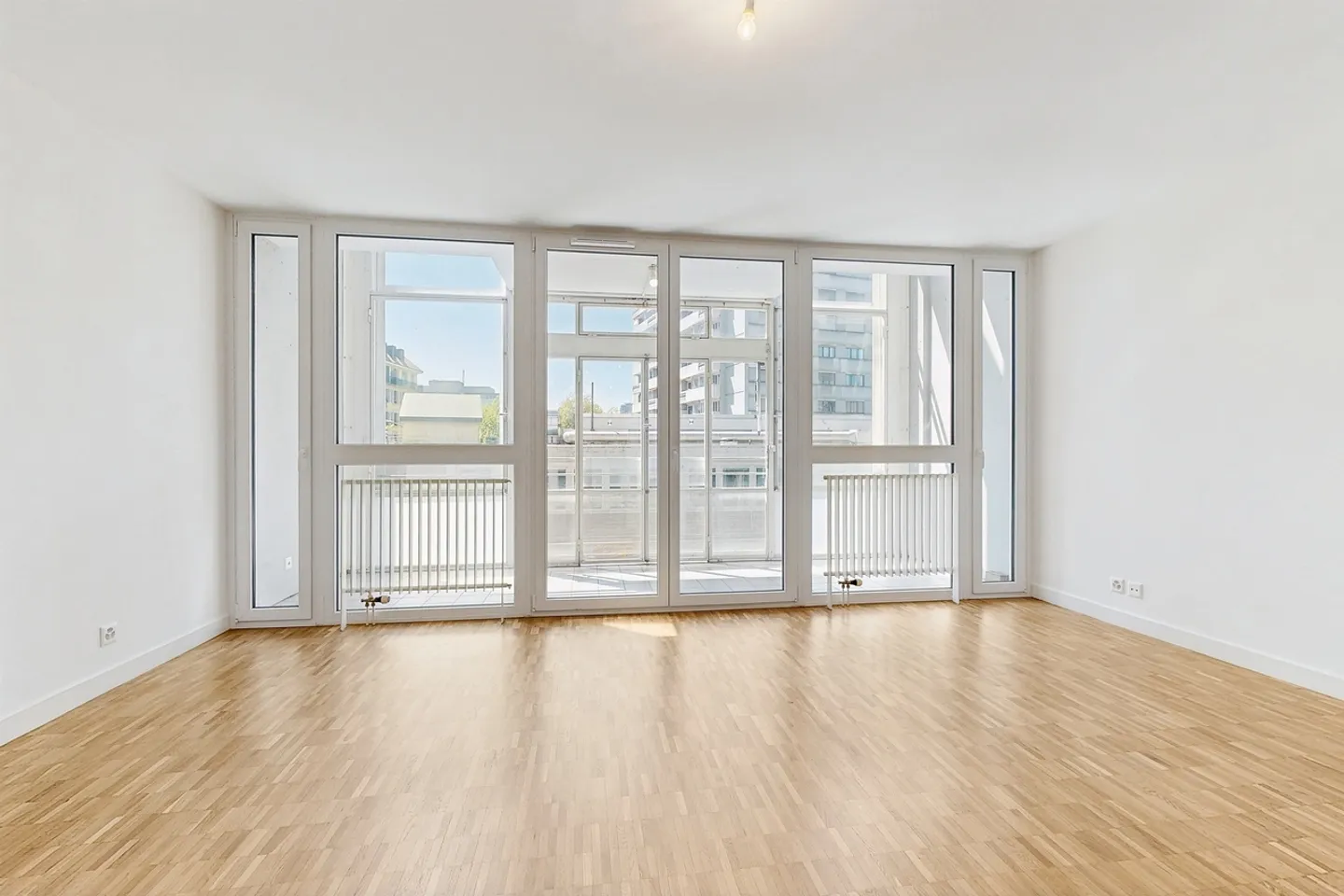 Charming Duplex in City Center - Photo 3 of 7