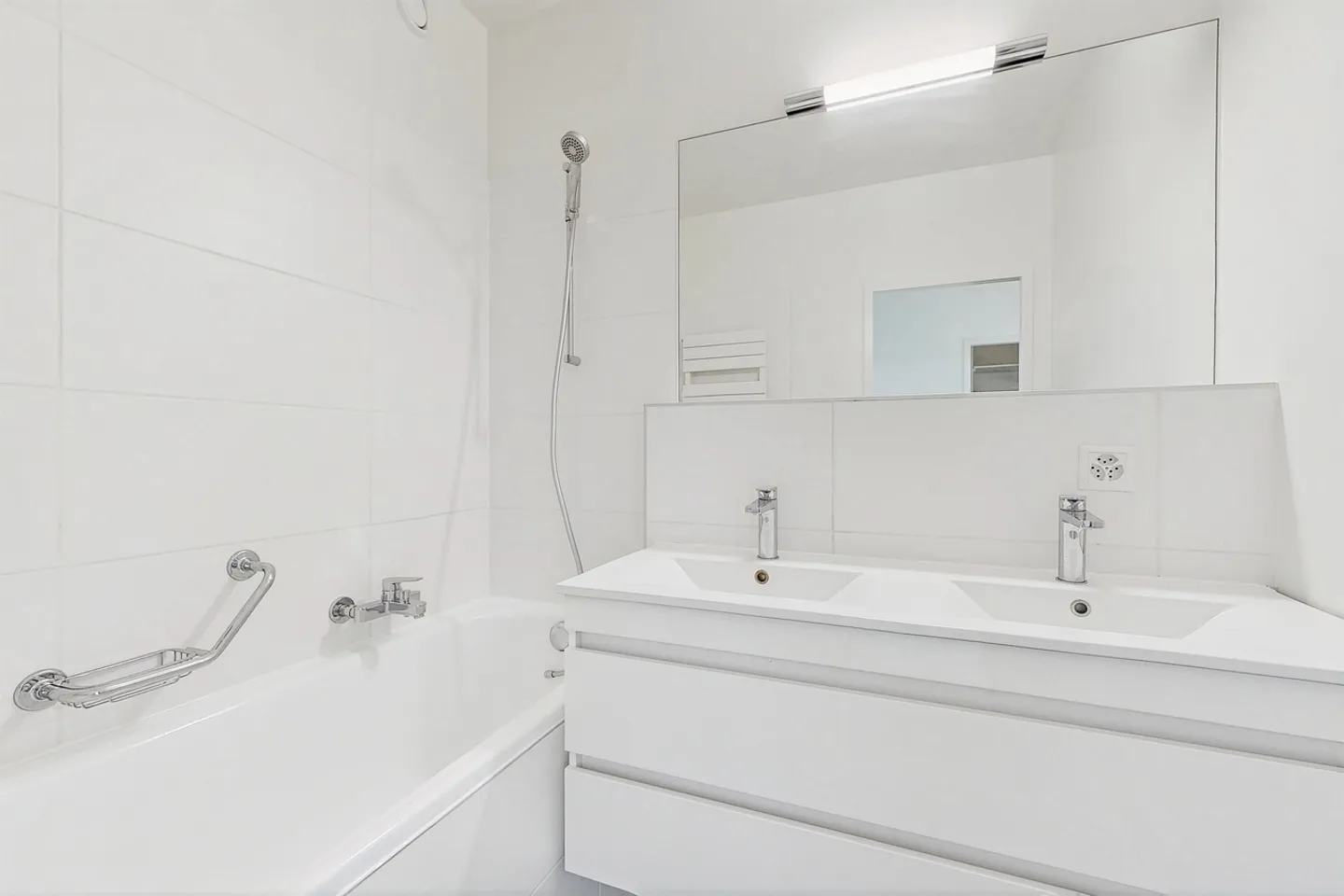 Charming Duplex in City Center - Photo 6 of 7