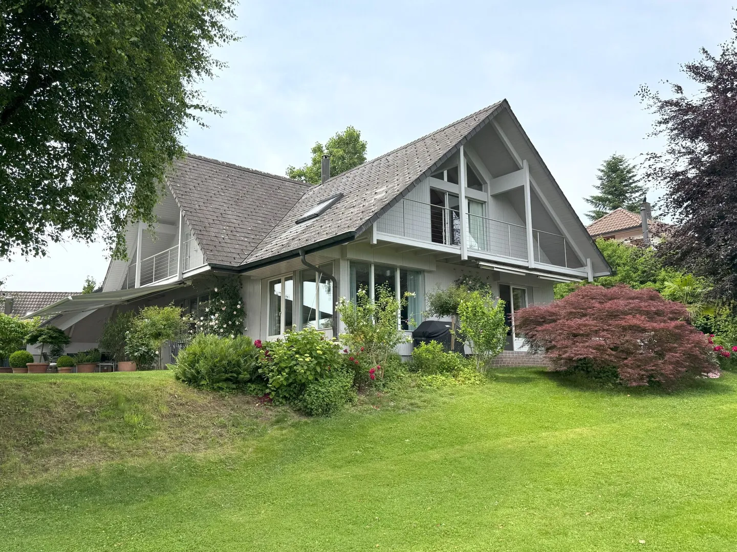 Ampia casa unifamiliare in vendita: ben tenuta e molto curata in una posizione elevata, inclusa una parcella separata - Foto 1 di 22