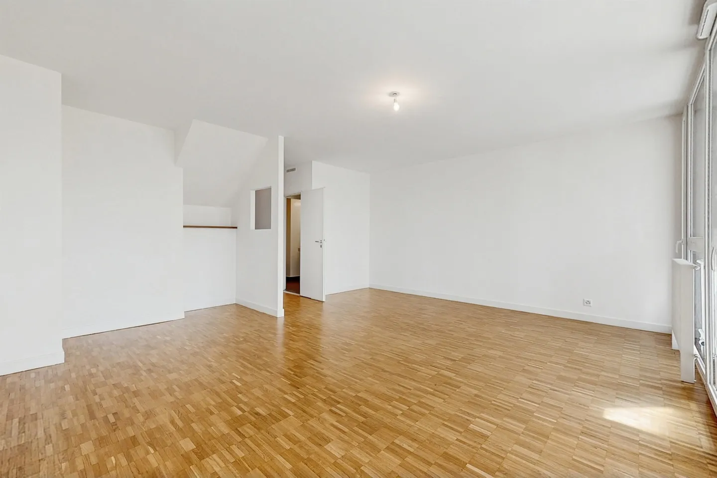 Charming Duplex in City Center - Photo 5 of 7