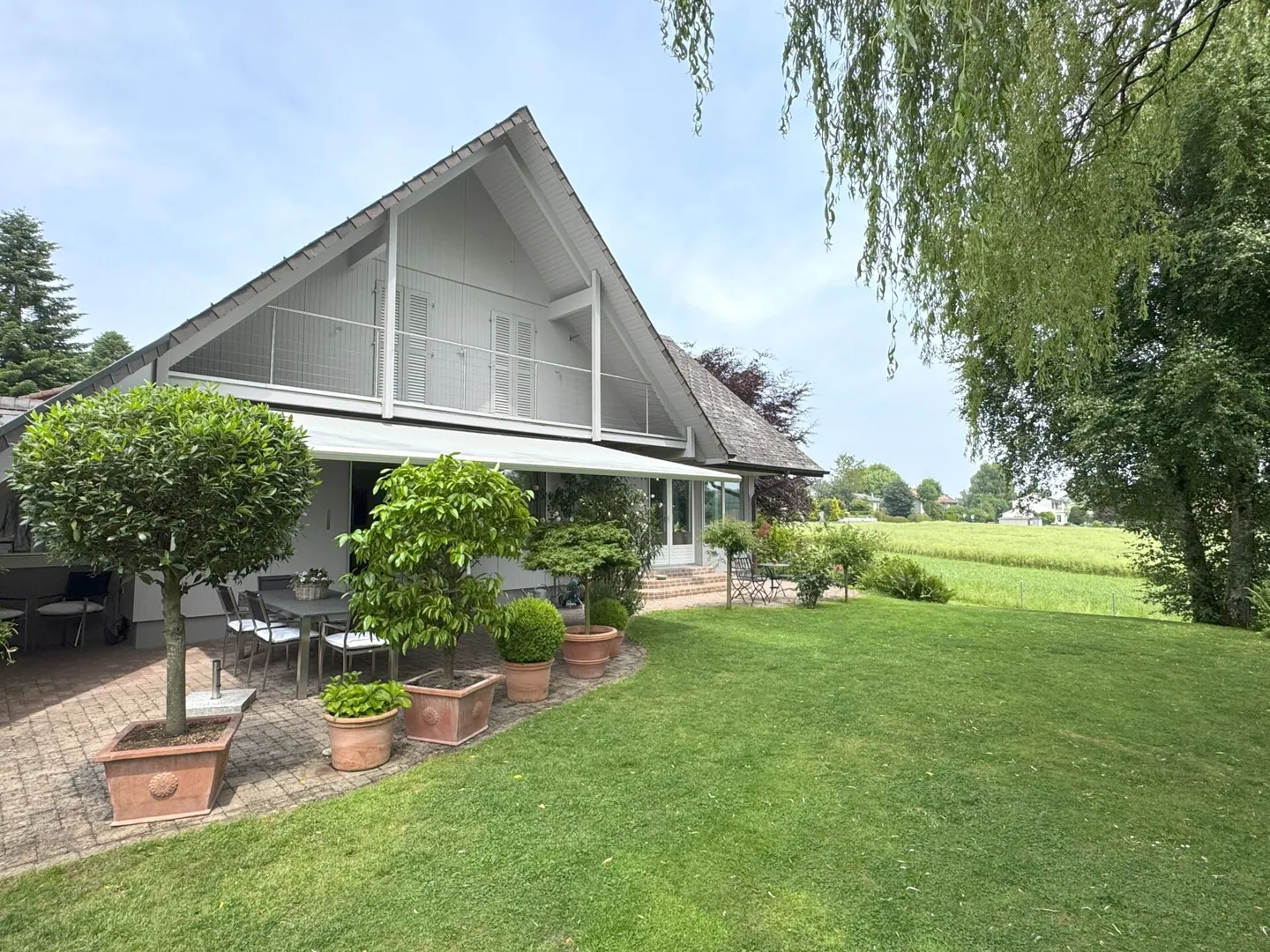 Ampia casa unifamiliare in vendita: ben tenuta e molto curata in una posizione elevata, inclusa una parcella separata - Foto 3 di 22