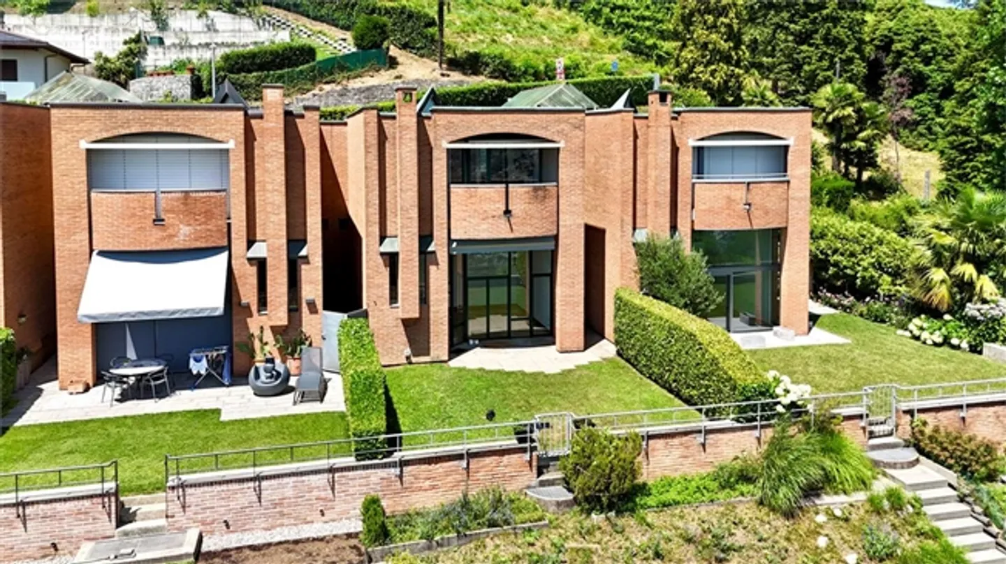 «Villa mit atemberaubender Aussicht in Porza» - Foto 2 von 16