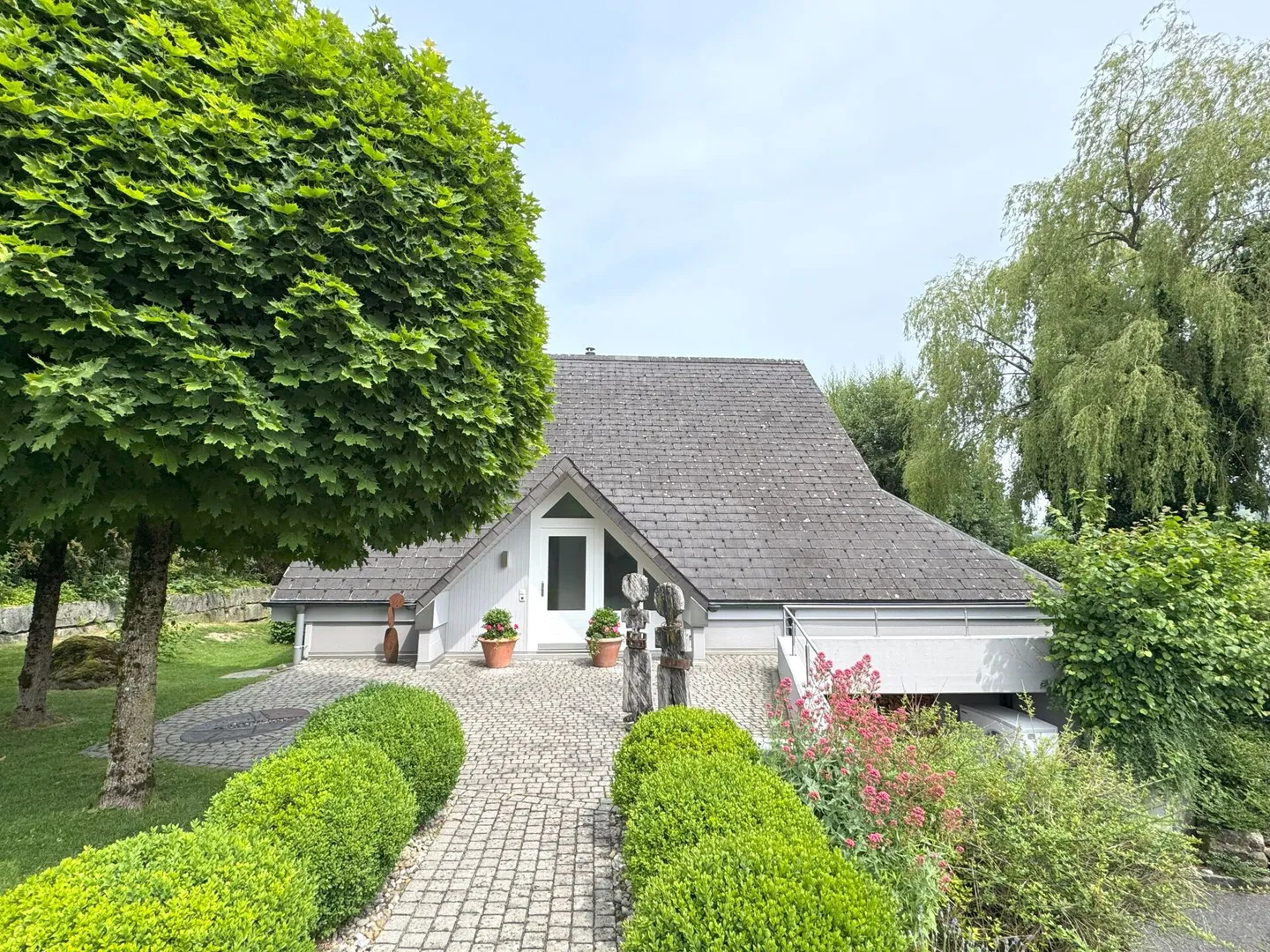 Ampia casa unifamiliare in vendita: ben tenuta e molto curata in una posizione elevata, inclusa una parcella separata - Foto 4 di 22
