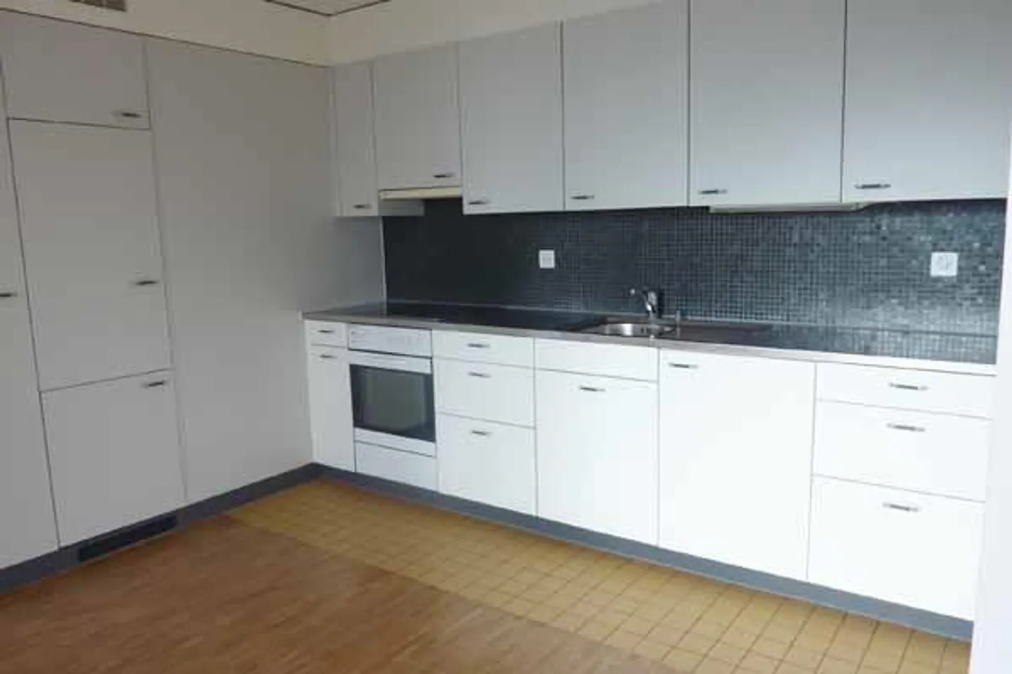 Appartement lumineux de 1,5 pièce avec balcon ! - Photo 3 sur 4