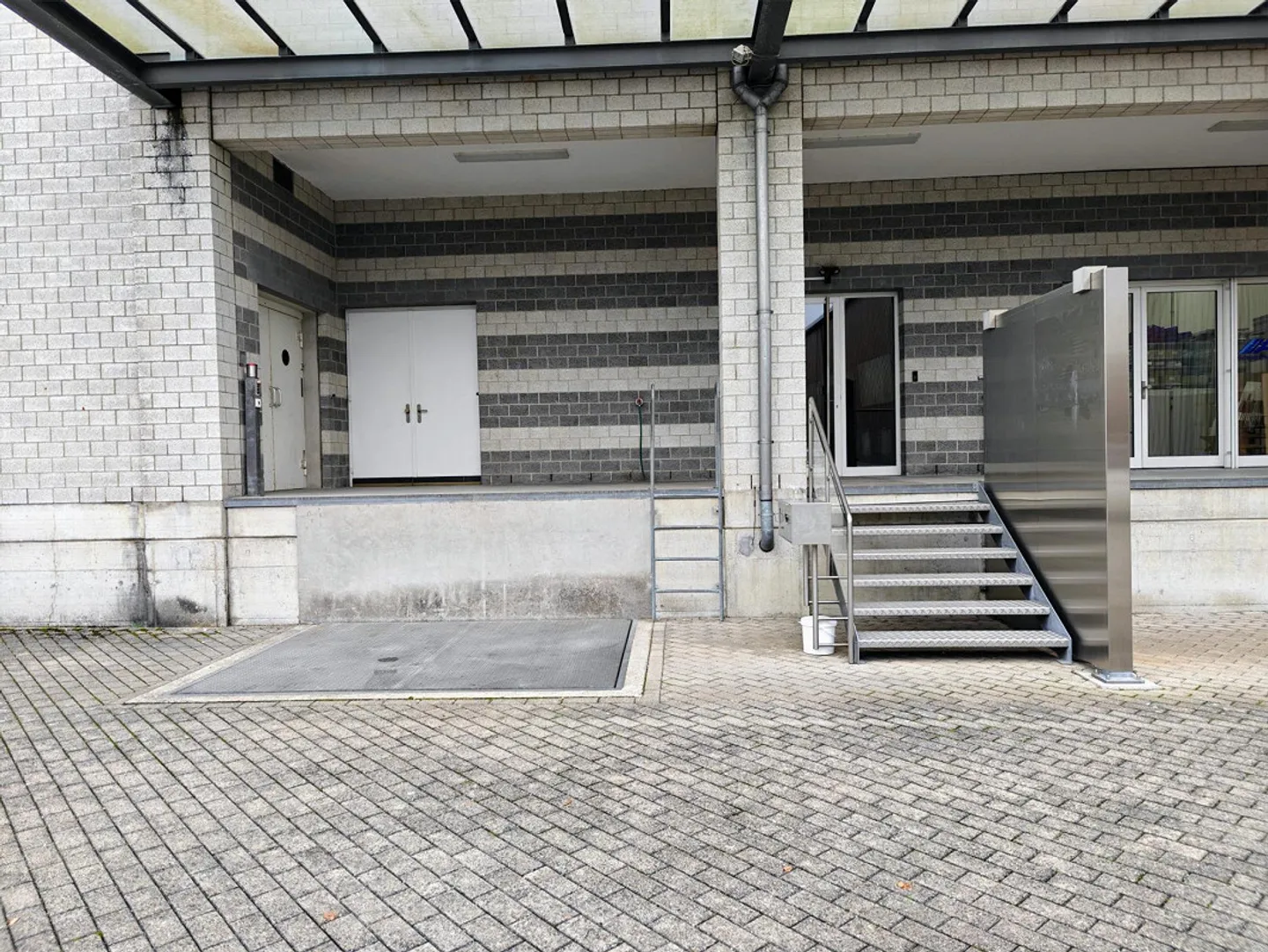 Vielseitiger Showroom mit Nebenräumen - Foto 1 von 11