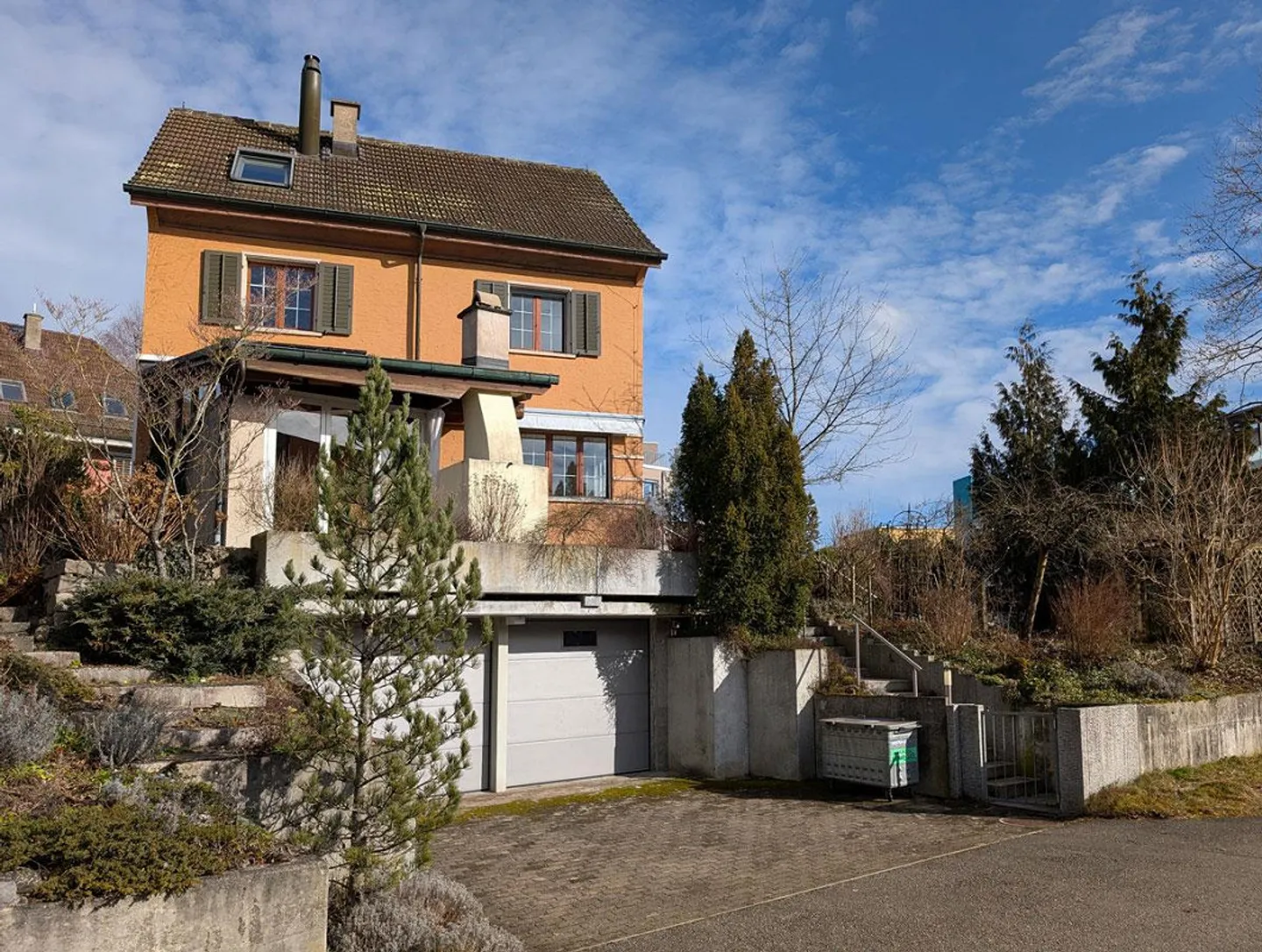 Charming Single-Family Home in a Quiet Location with Idyllic Garden - Photo 3 of 10