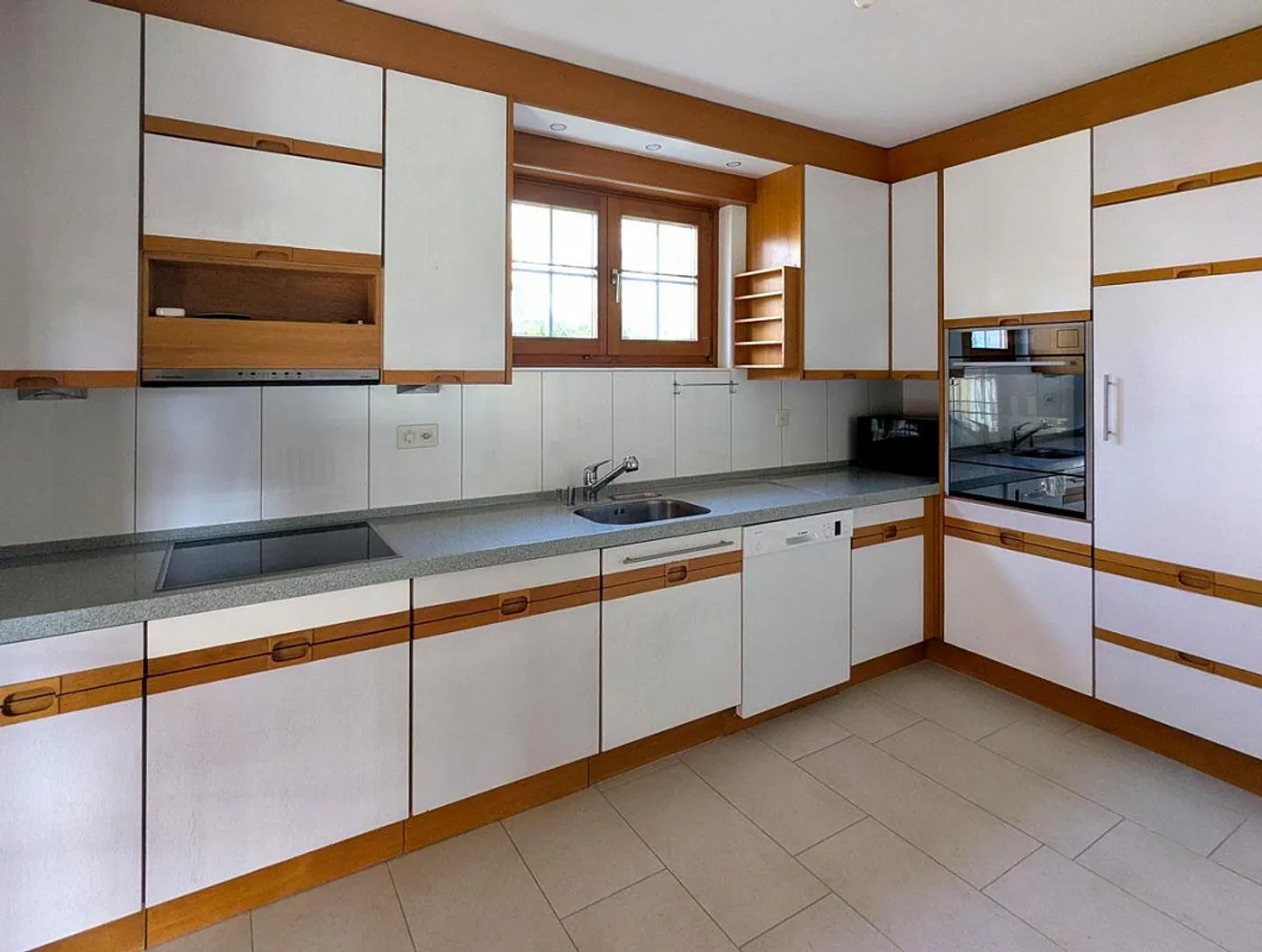 Charming Single-Family Home in a Quiet Location with Idyllic Garden - Photo 6 of 10