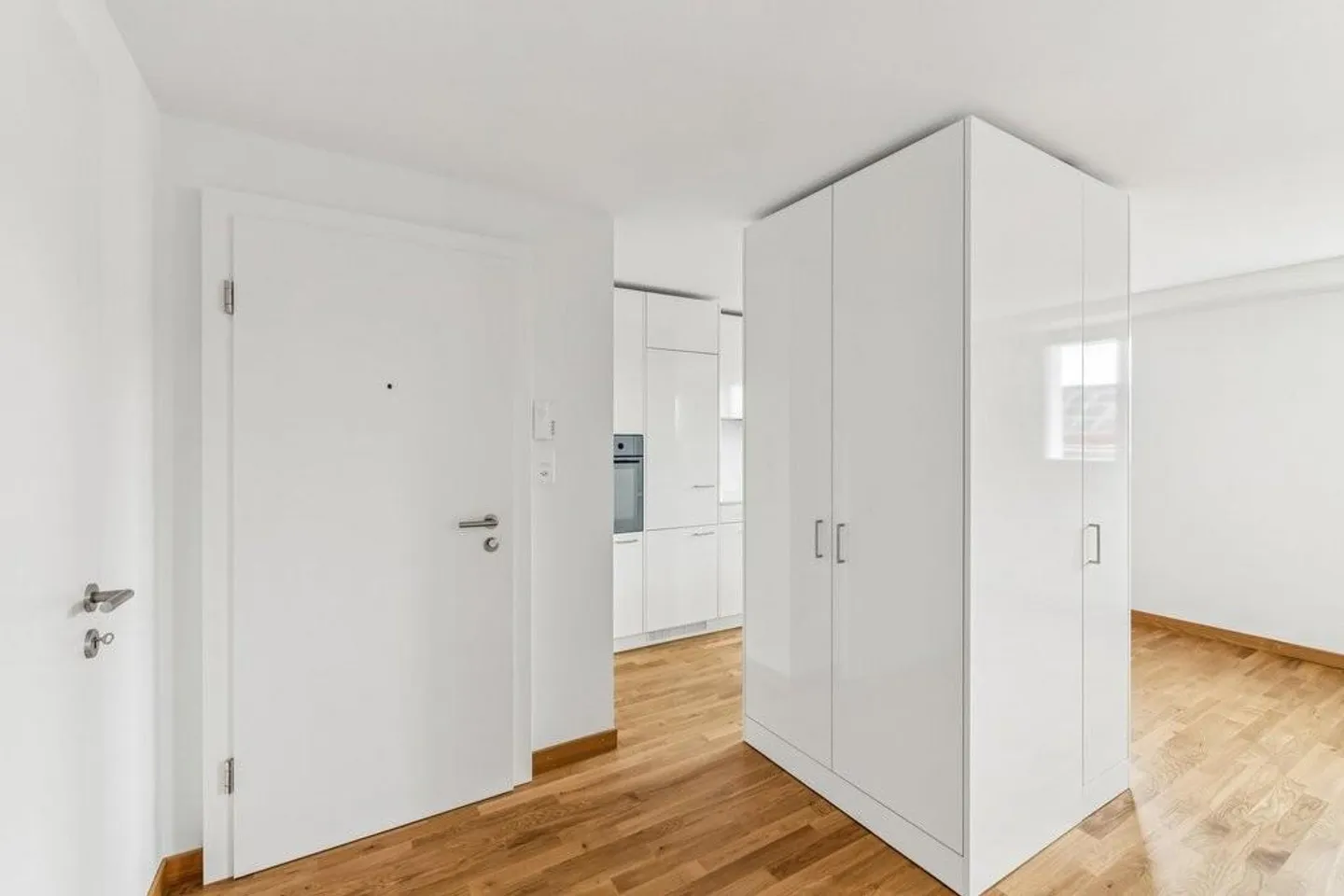 Freshly renovated attic apartment in a quiet property - Photo 6 of 11