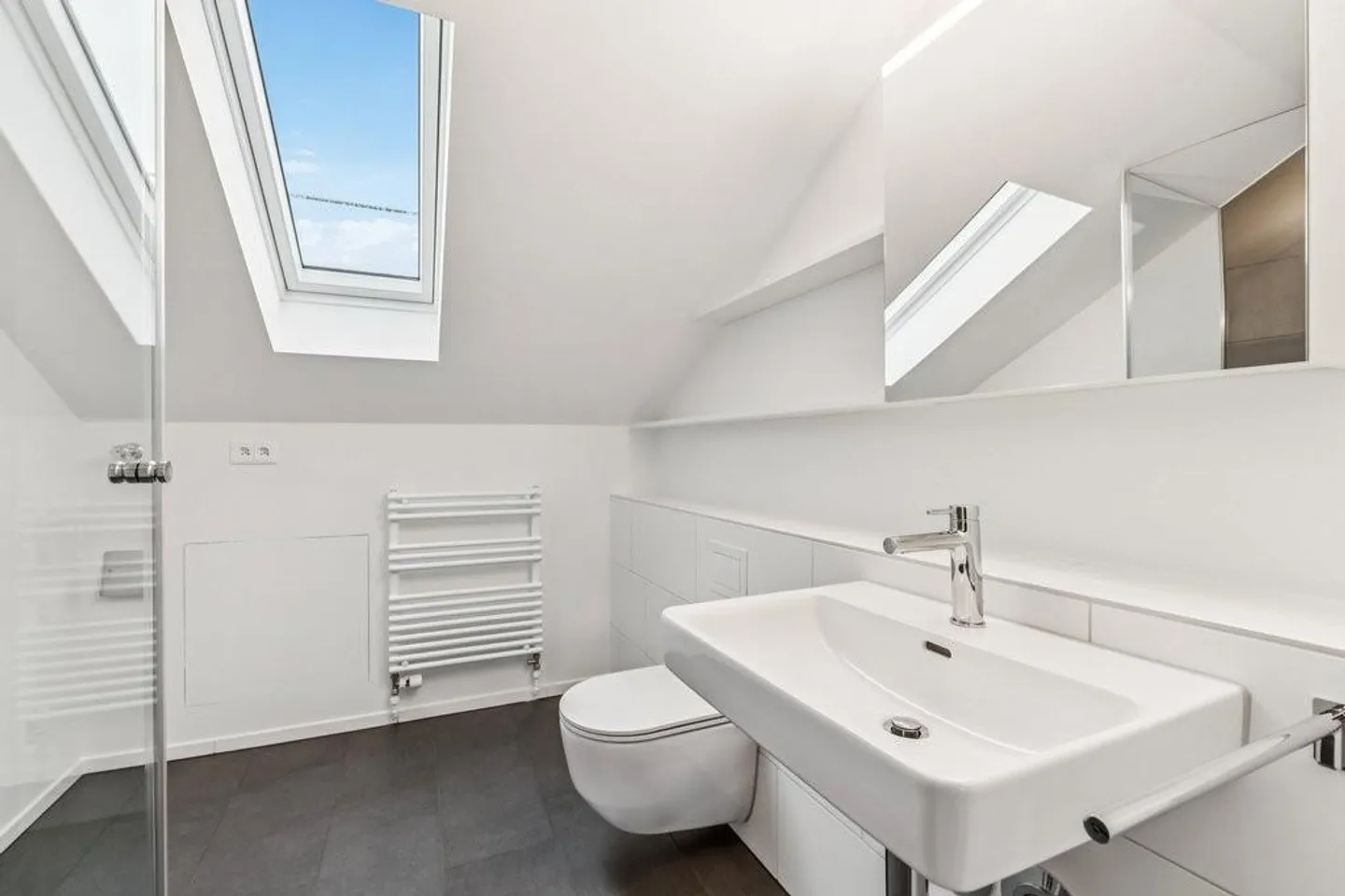 Freshly renovated attic apartment in a quiet property - Photo 8 of 11